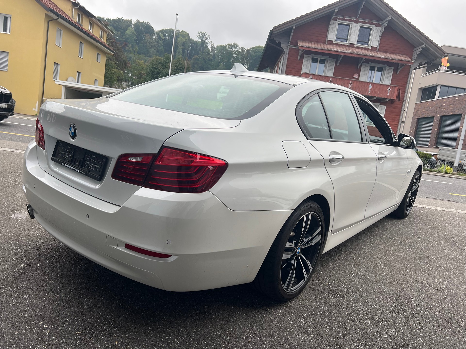 BMW 525d xDrive Luxury Line Steptronic-showroom-element-3