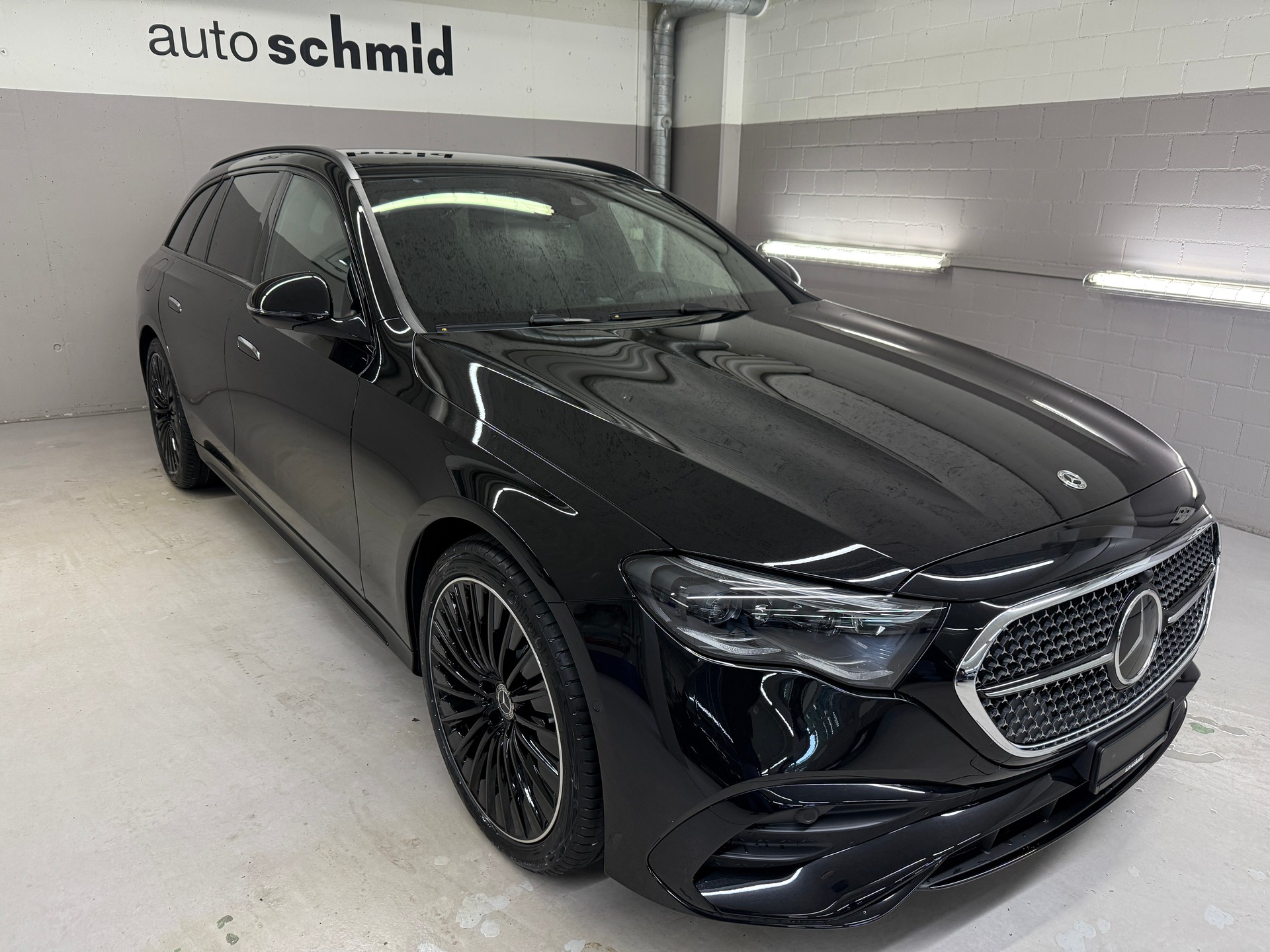 MERCEDES-BENZ E 220 d 4MATIC T-Modell-showroom-element-1