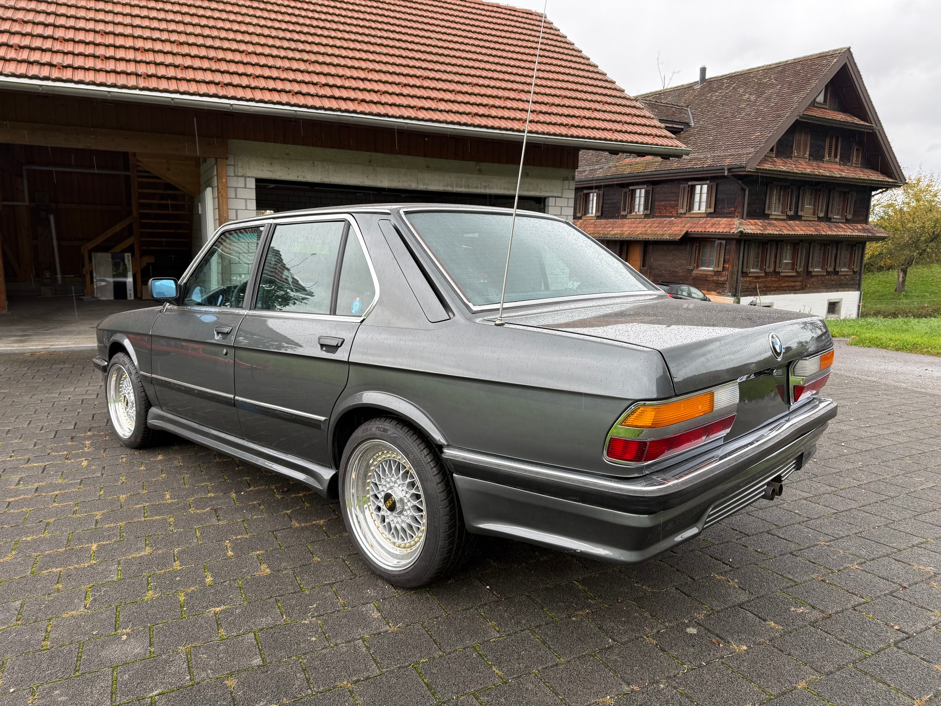 BMW E28 535i-image-3