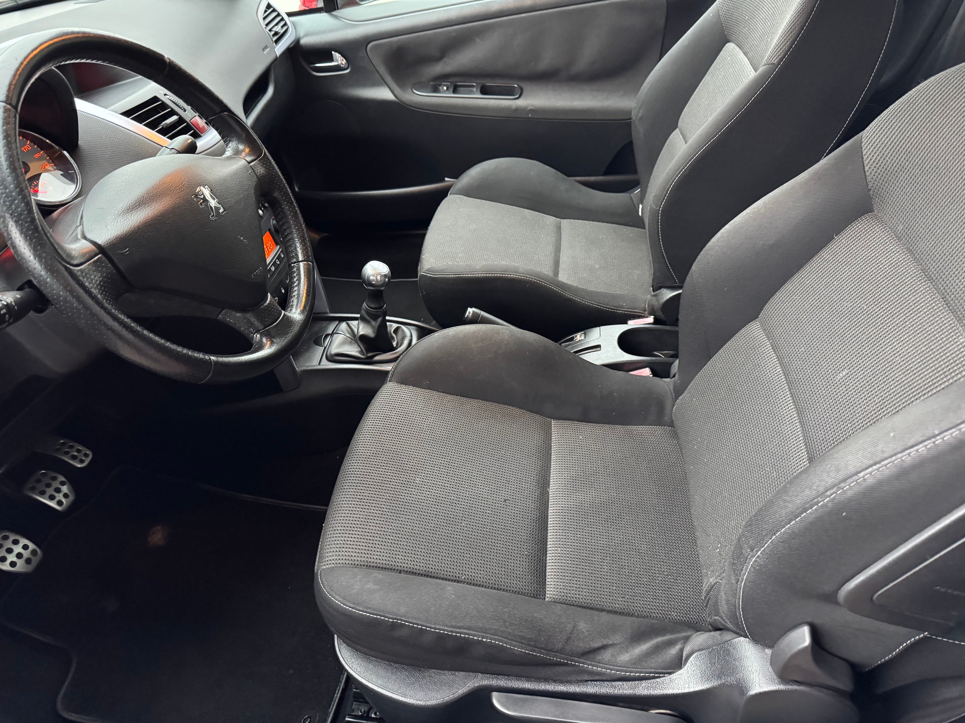 PEUGEOT 207 CC 1.6 16V Platinium Edition-image-6