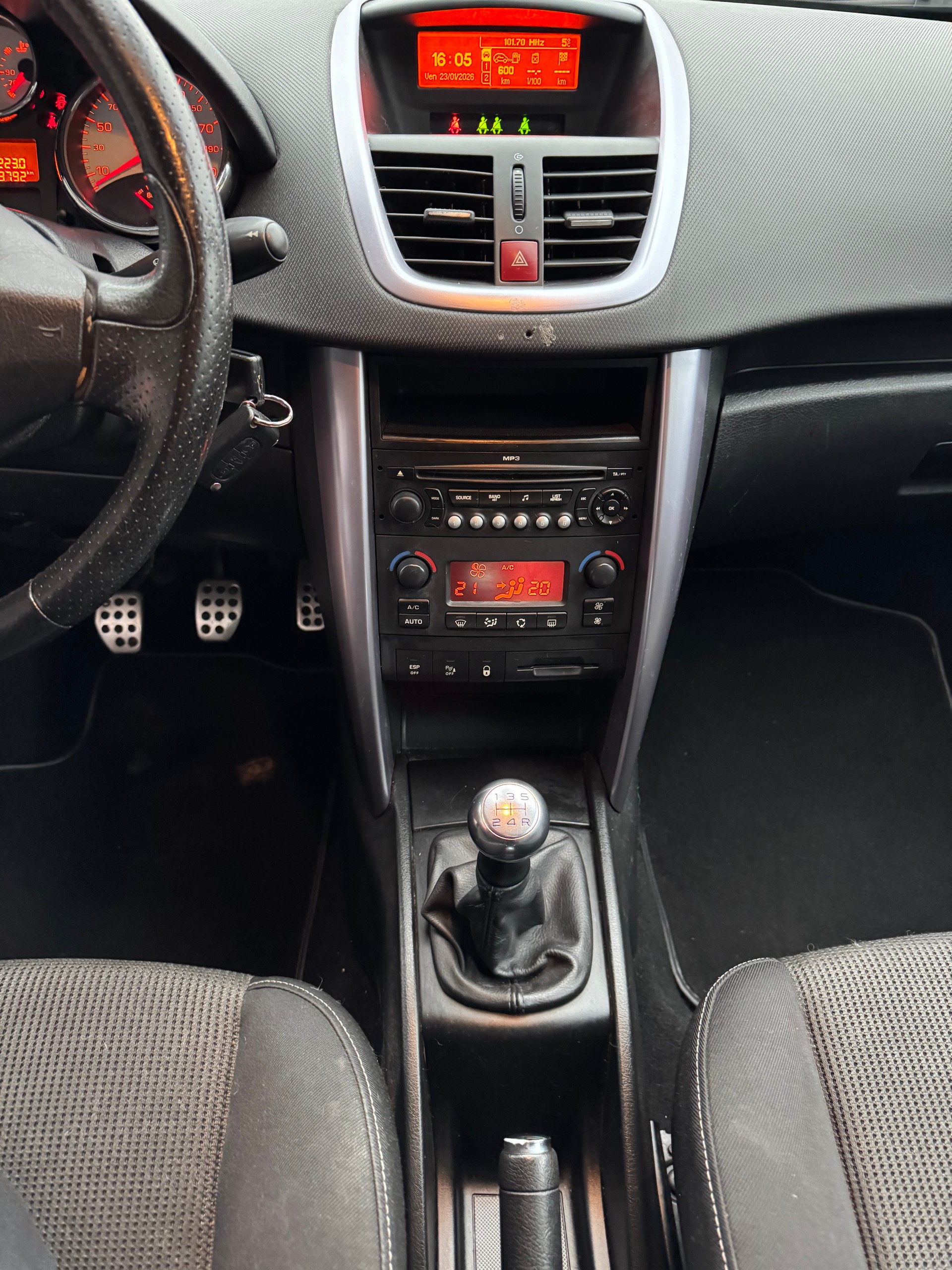 PEUGEOT 207 CC 1.6 16V Platinium Edition-image-8