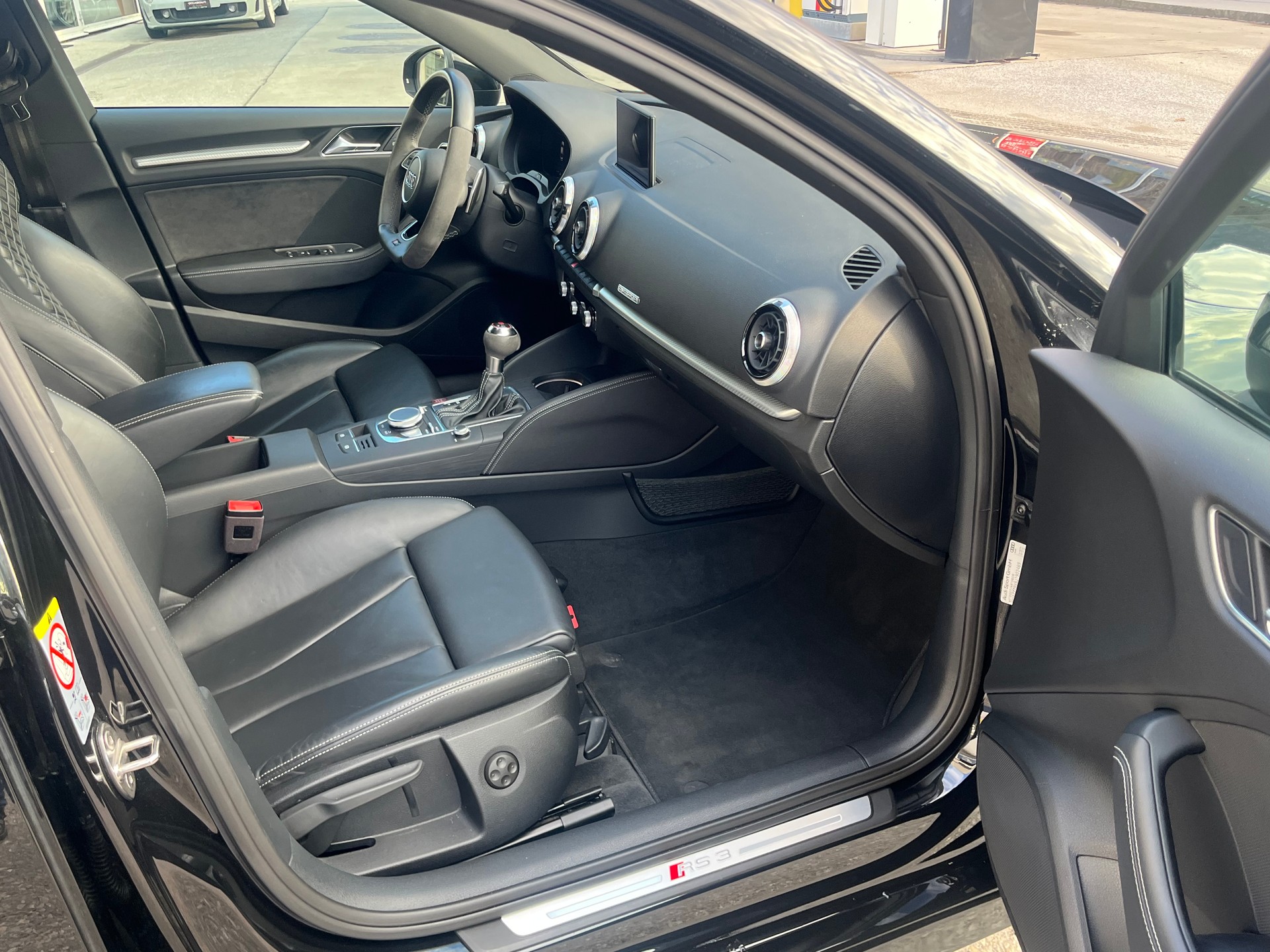 AUDI RS3 Limousine 2.5 TSI quattro S-tronic-image-10