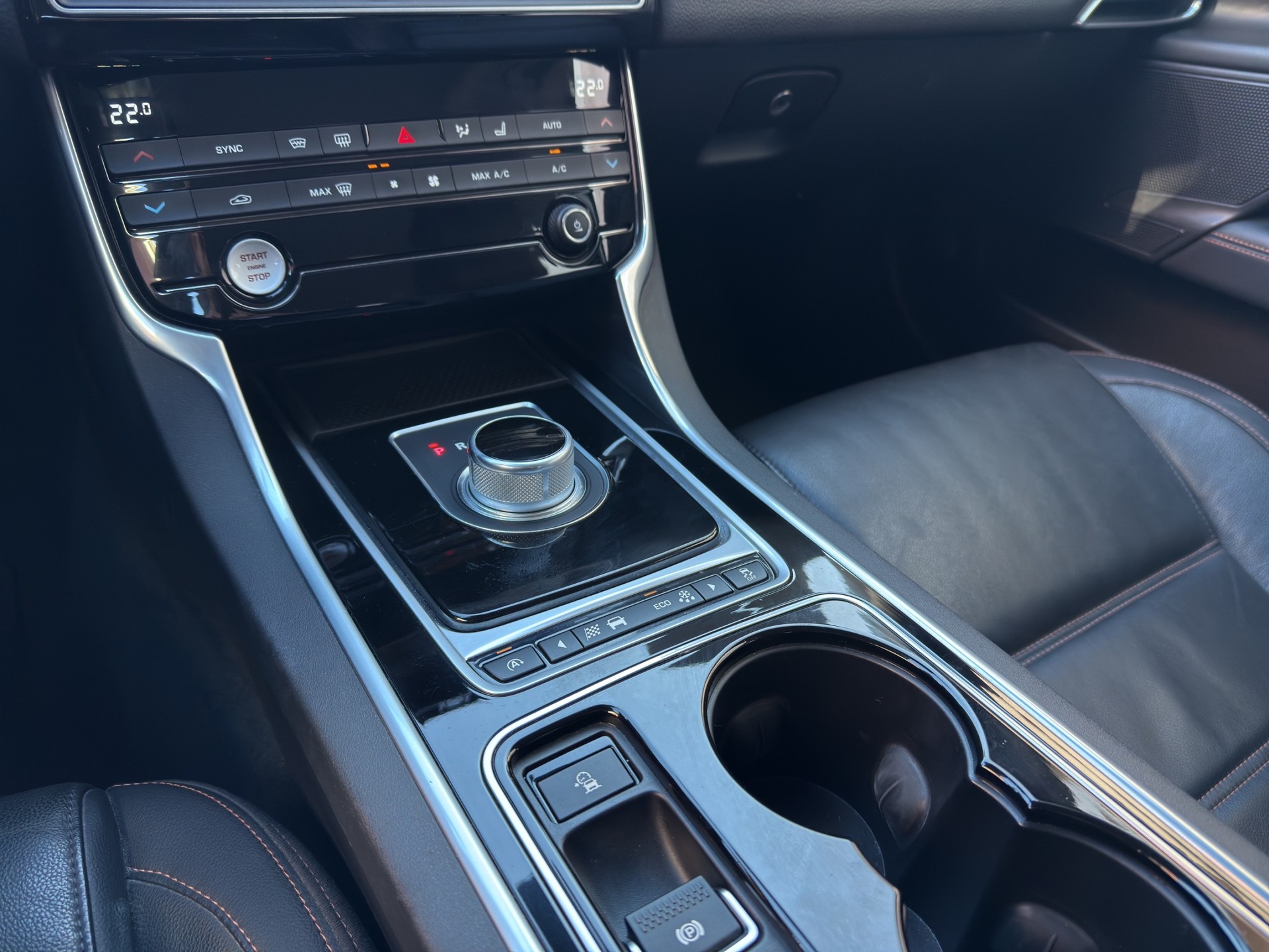 JAGUAR XE 20t 2.0 Prestige Automatic-image-15