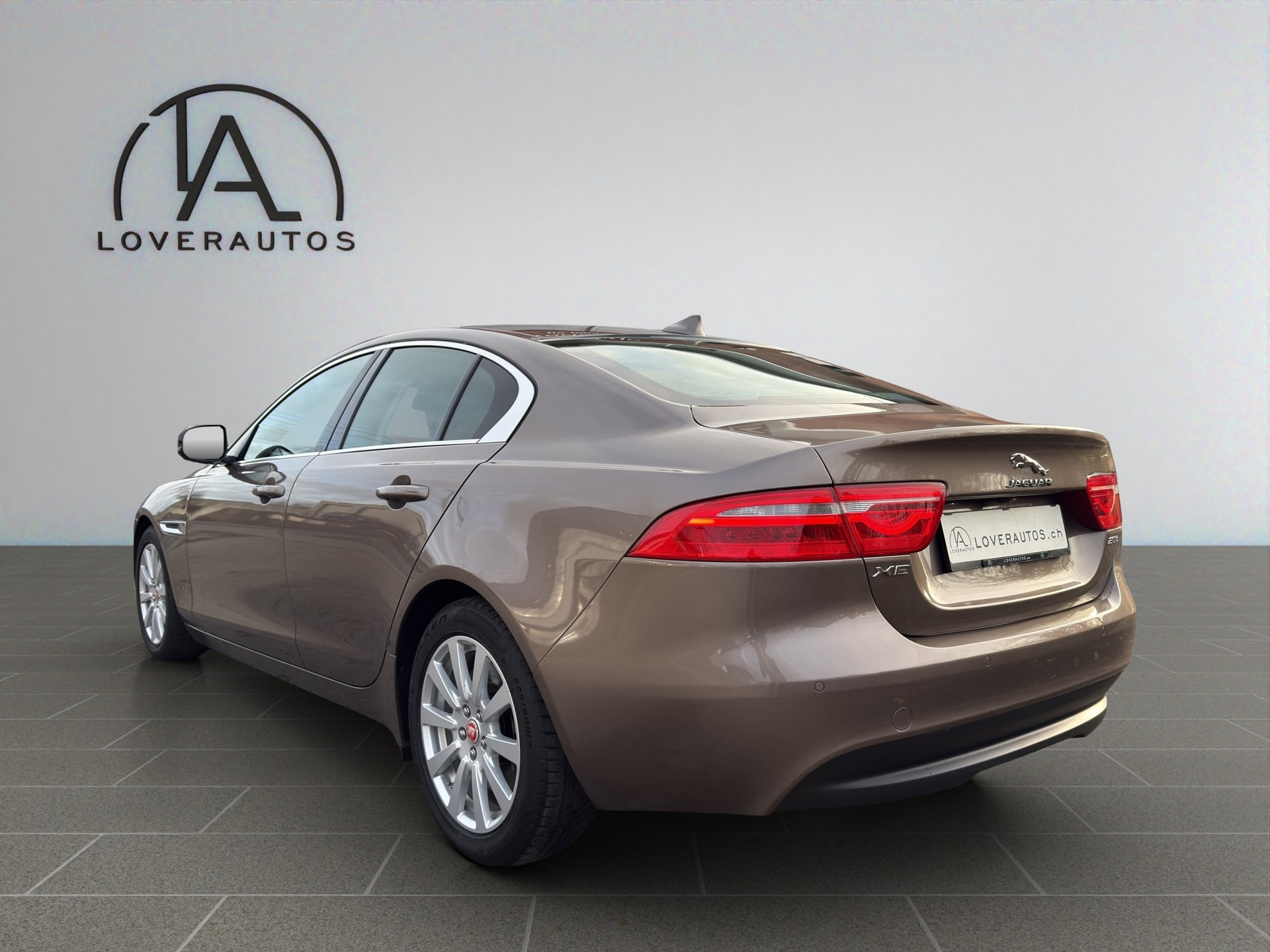 JAGUAR XE 20t 2.0 Prestige Automatic-image-4