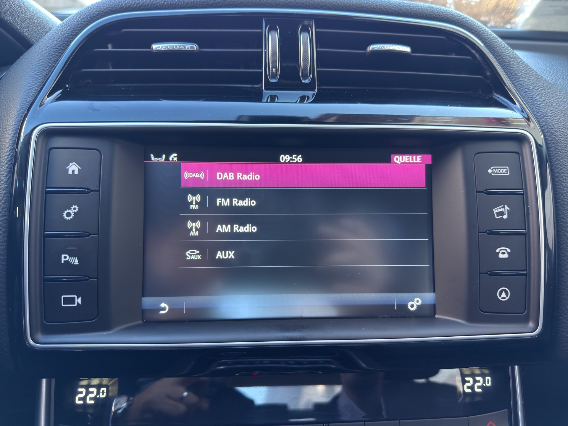 JAGUAR XE 20t 2.0 Prestige Automatic-image-14