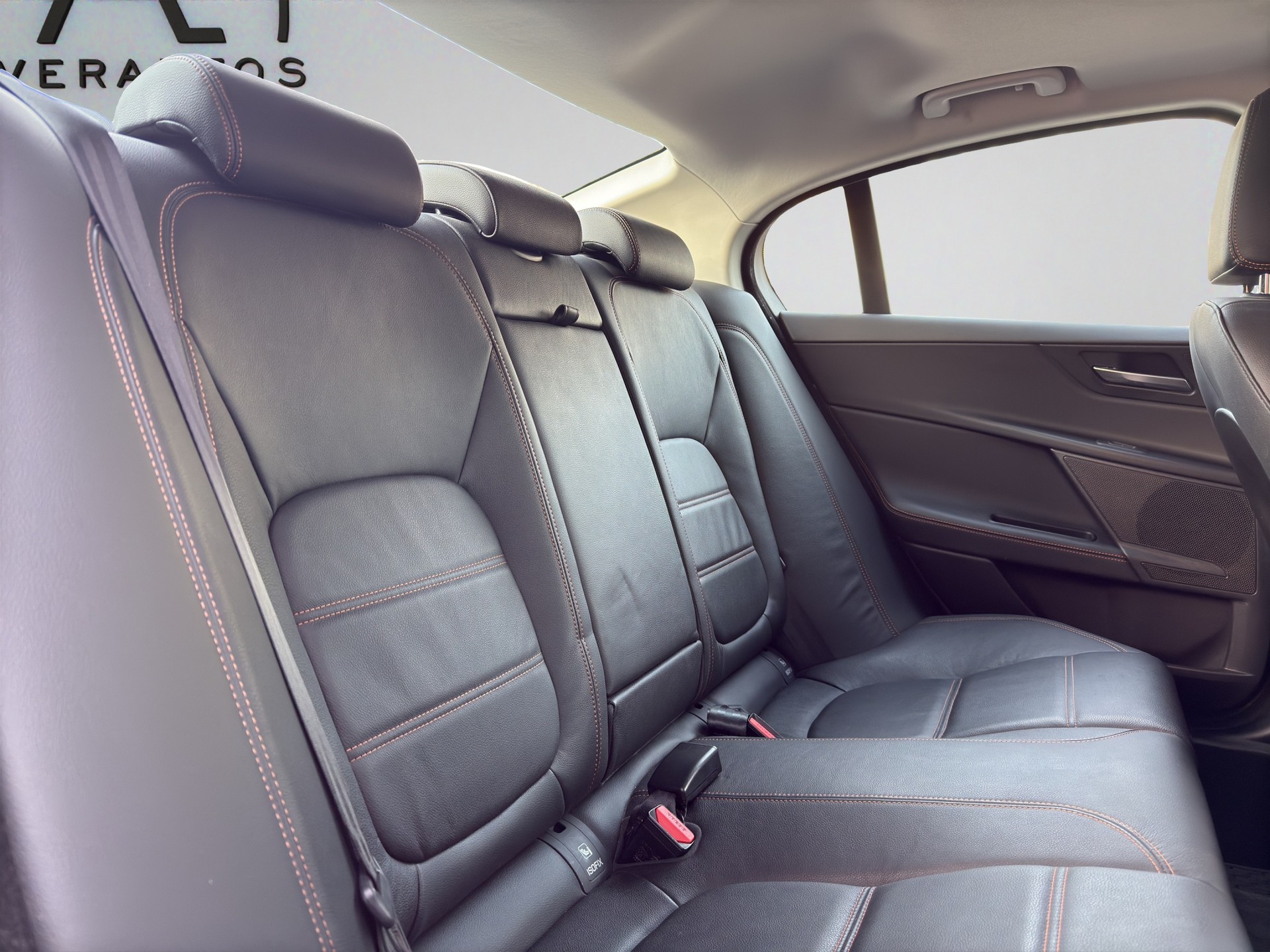 JAGUAR XE 20t 2.0 Prestige Automatic-image-8
