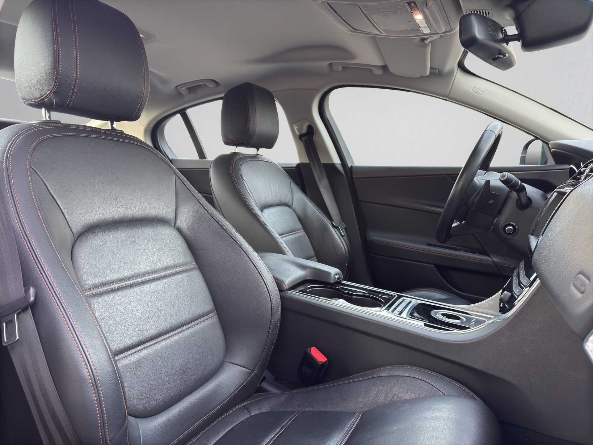 JAGUAR XE 20t 2.0 Prestige Automatic-image-7