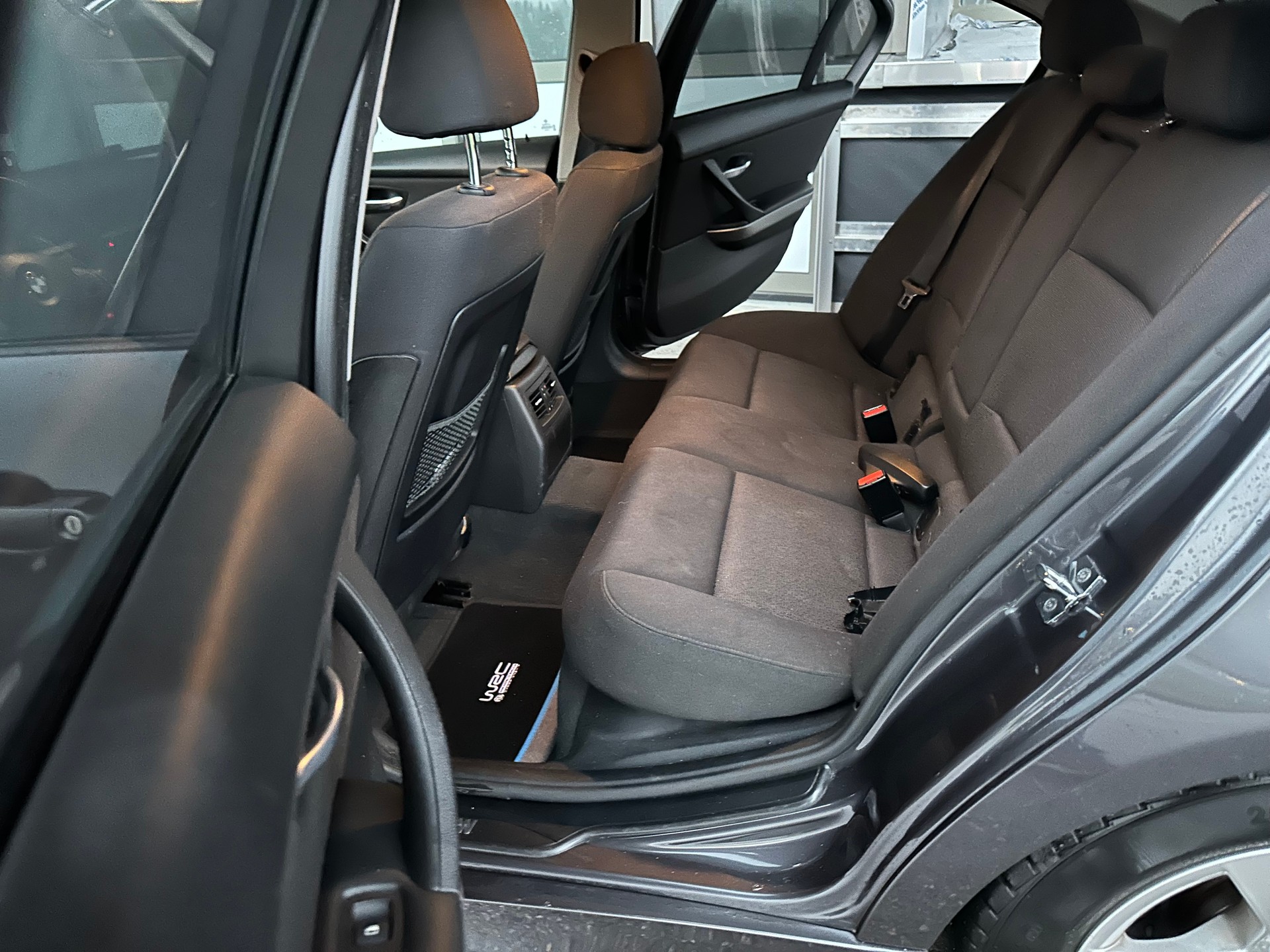 BMW 320i-image-12