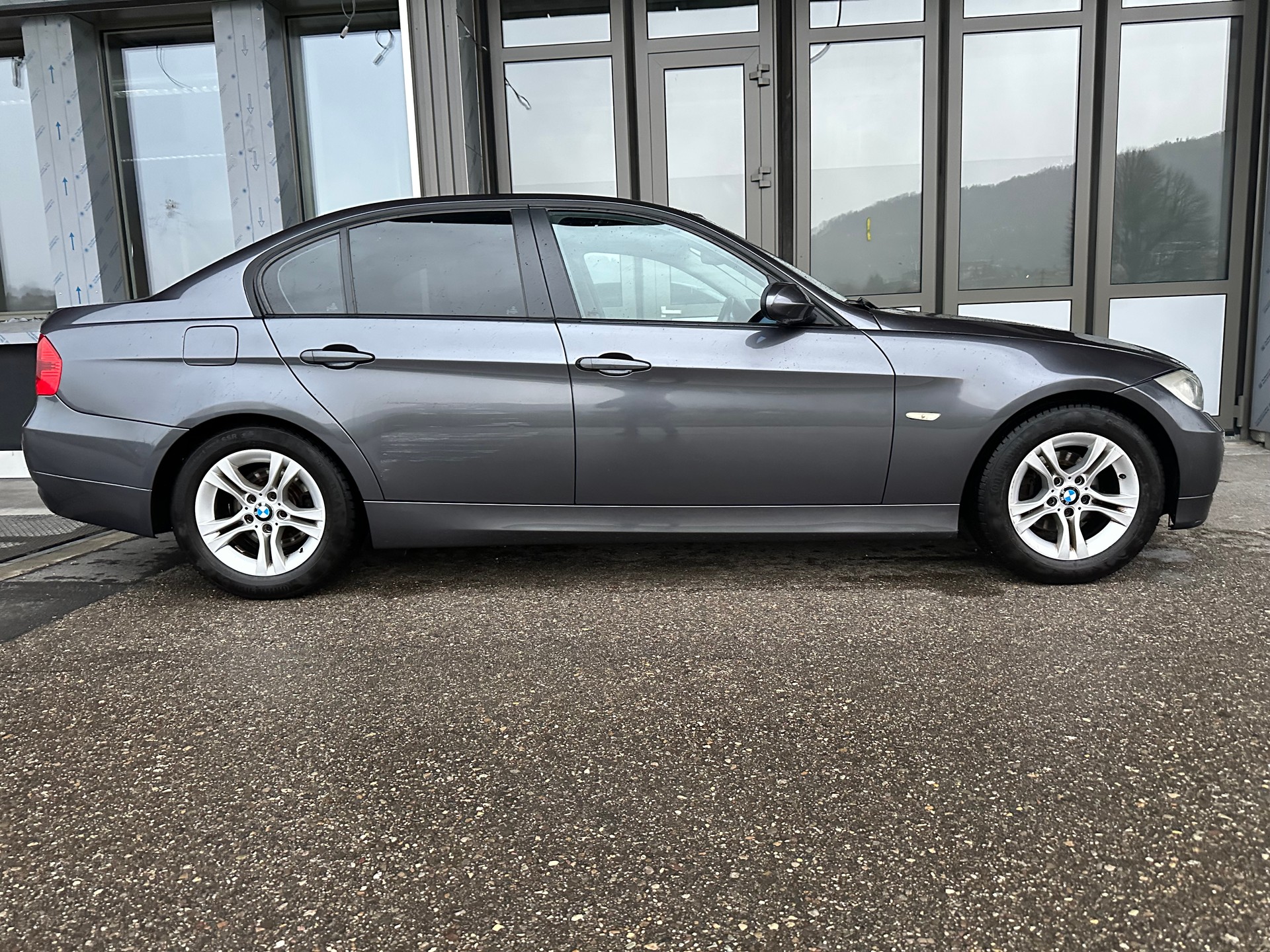 BMW 320i-image-4