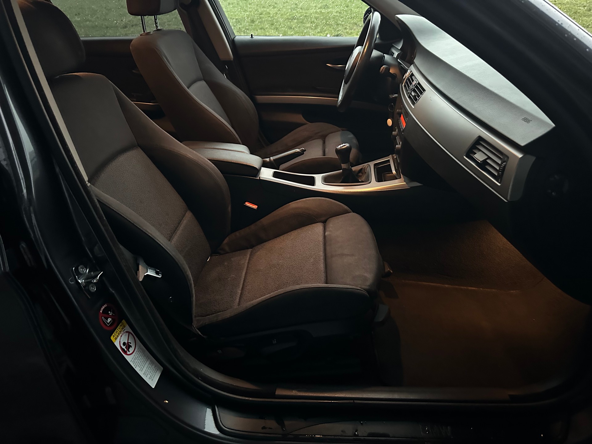 BMW 320i-image-10