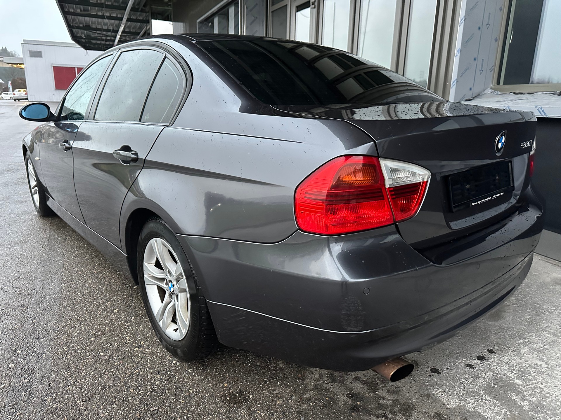 BMW 320i-image-7