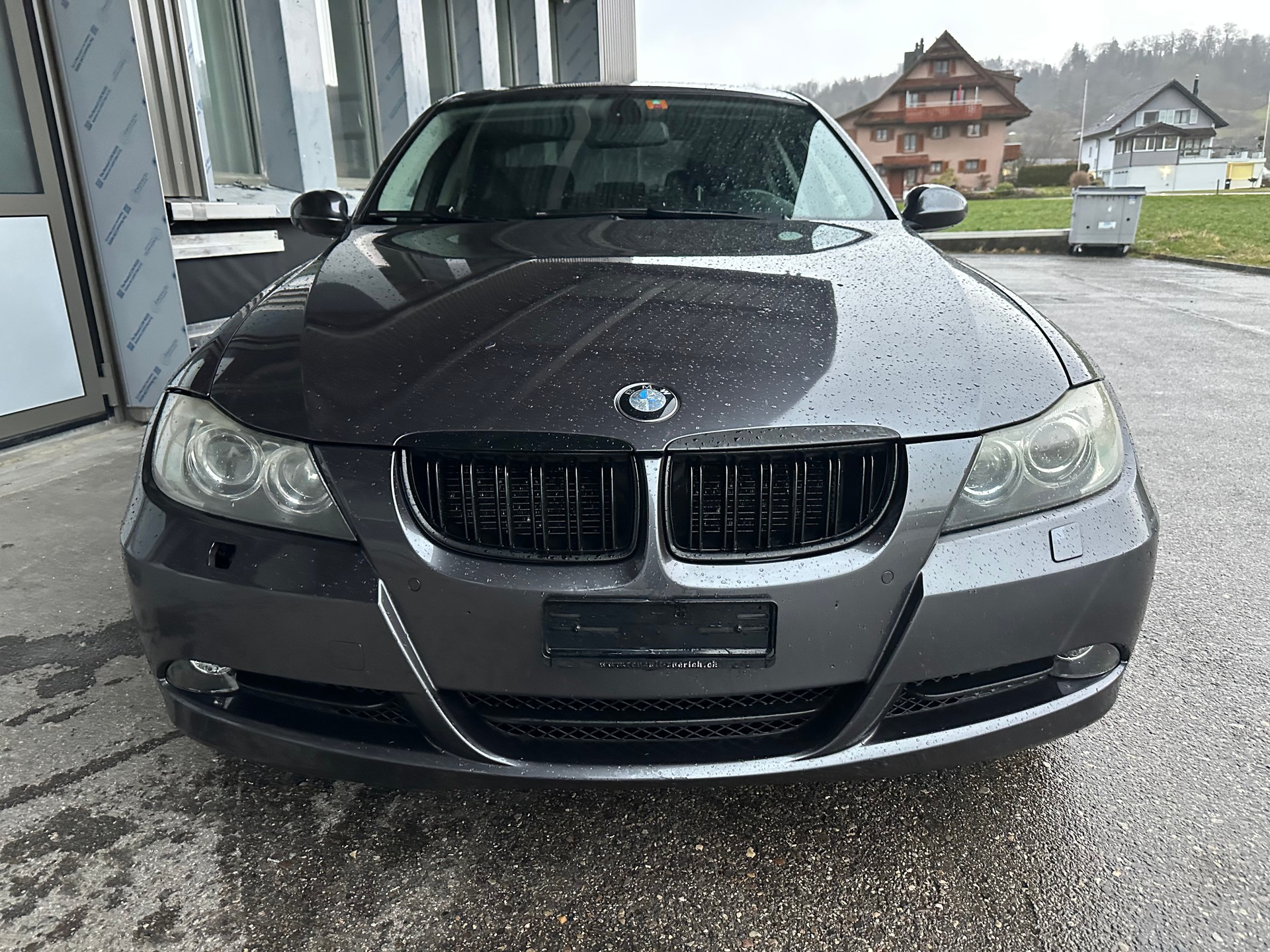 BMW 320i-image-1