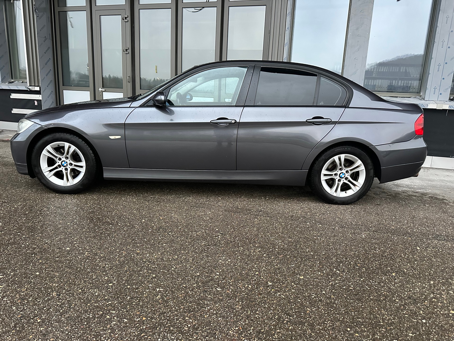 BMW 320i-image-3