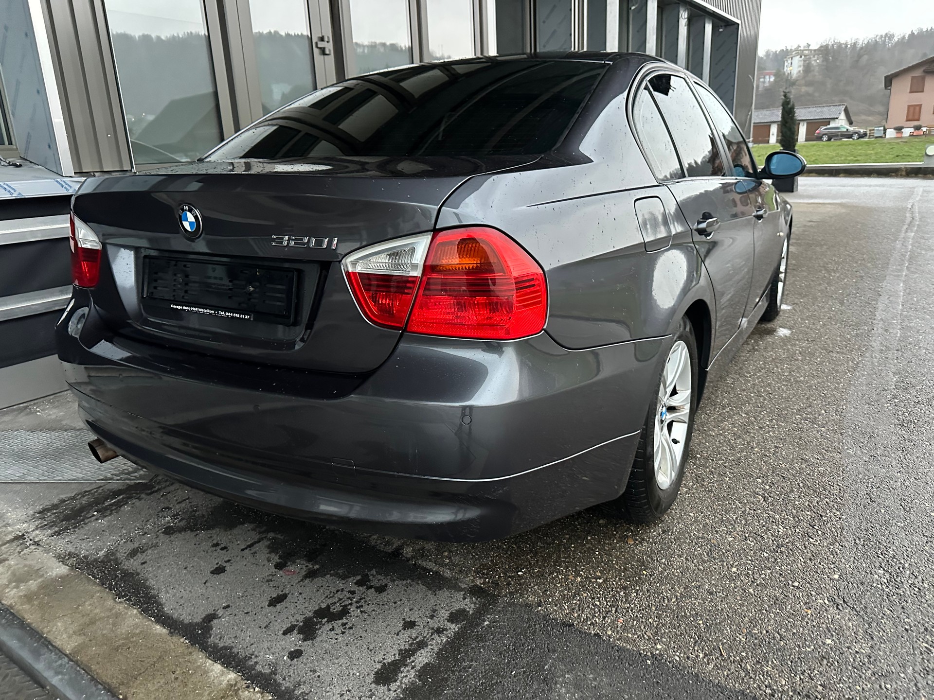 BMW 320i-image-5