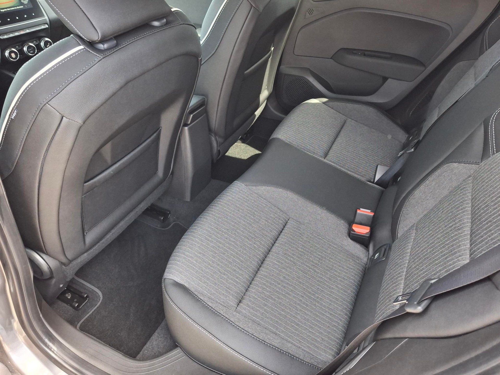 MITSUBISHI COLT 1.6 HEV Intense-image-8