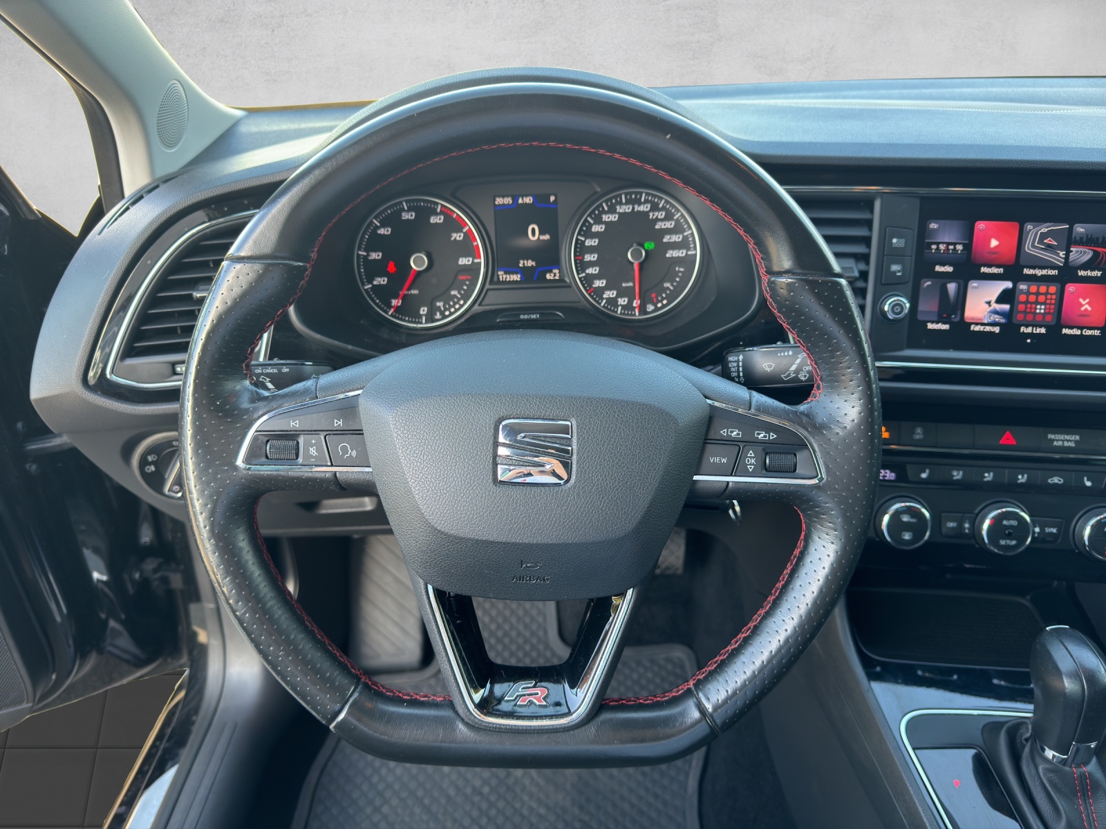 SEAT LEON-image-9