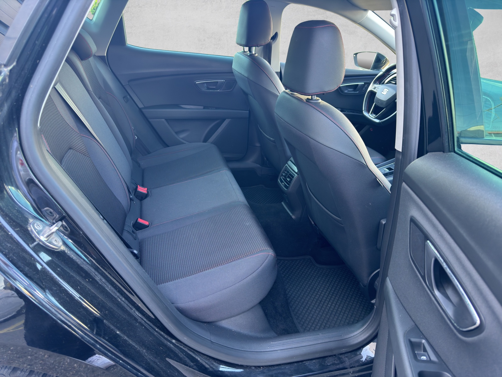 SEAT LEON-image-16