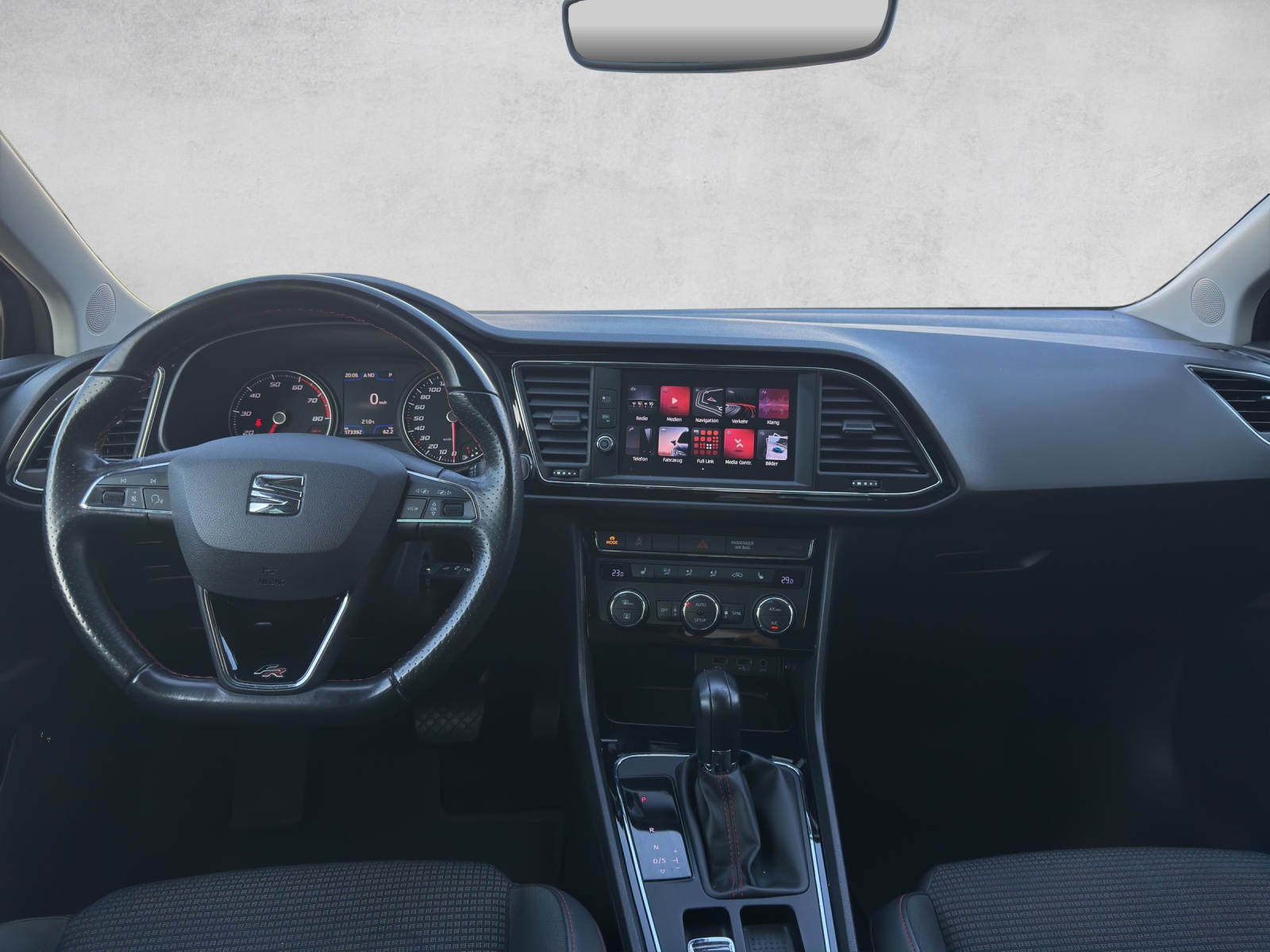 SEAT LEON-image-12