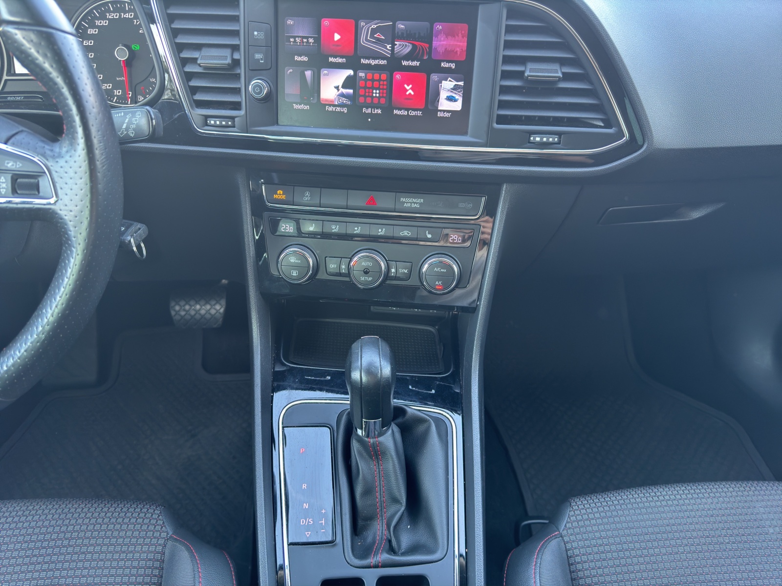 SEAT LEON-image-13