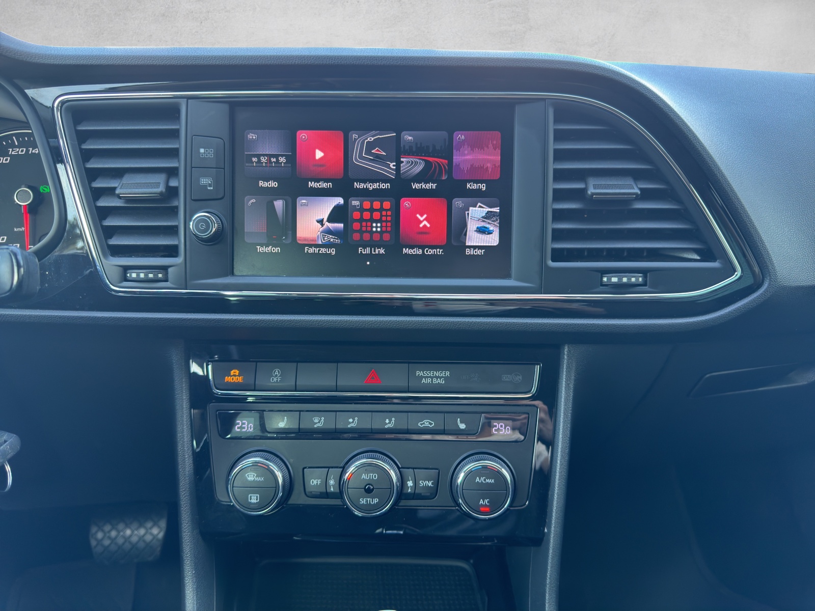 SEAT LEON-image-14
