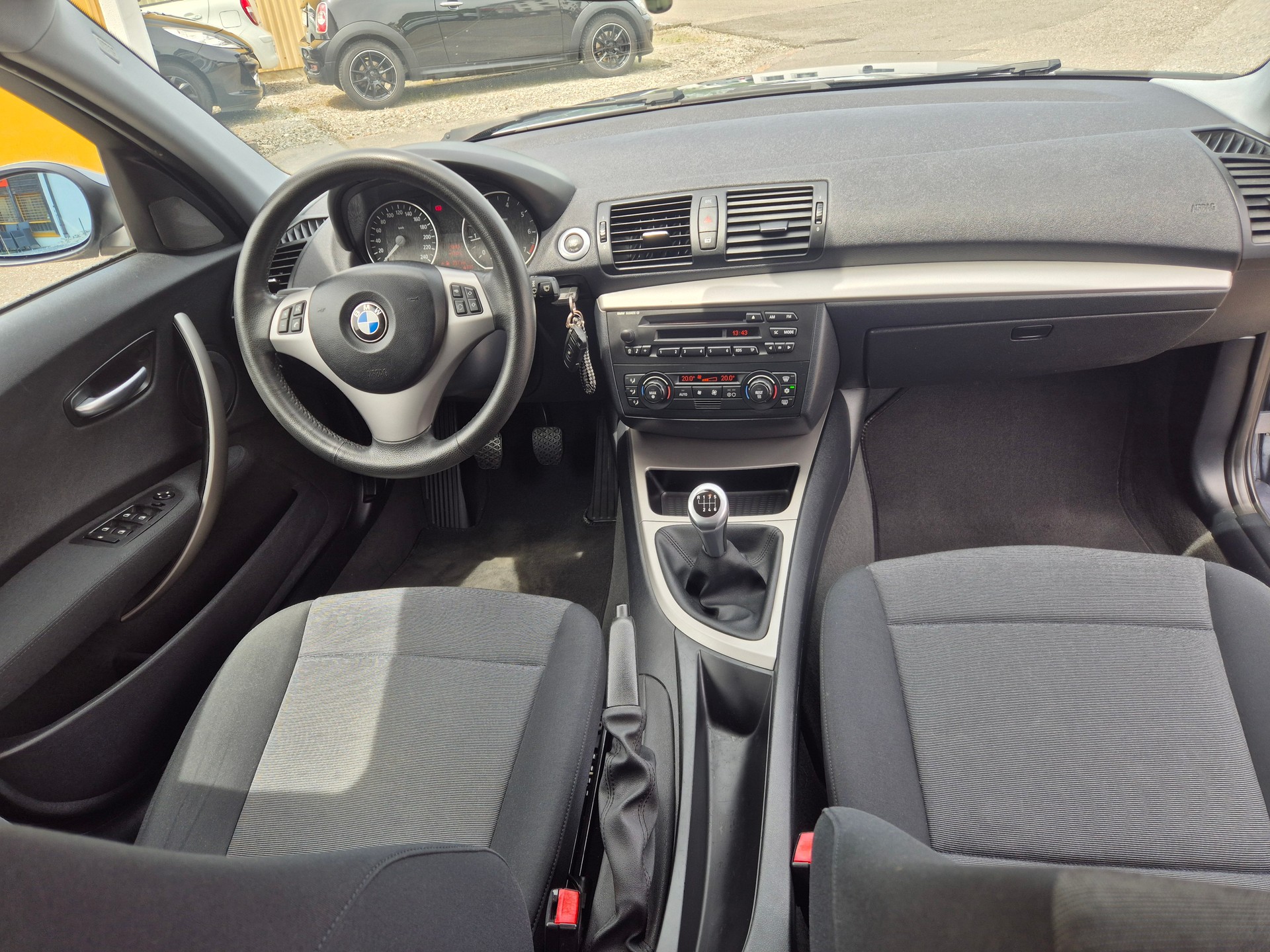 BMW 120i-image-6