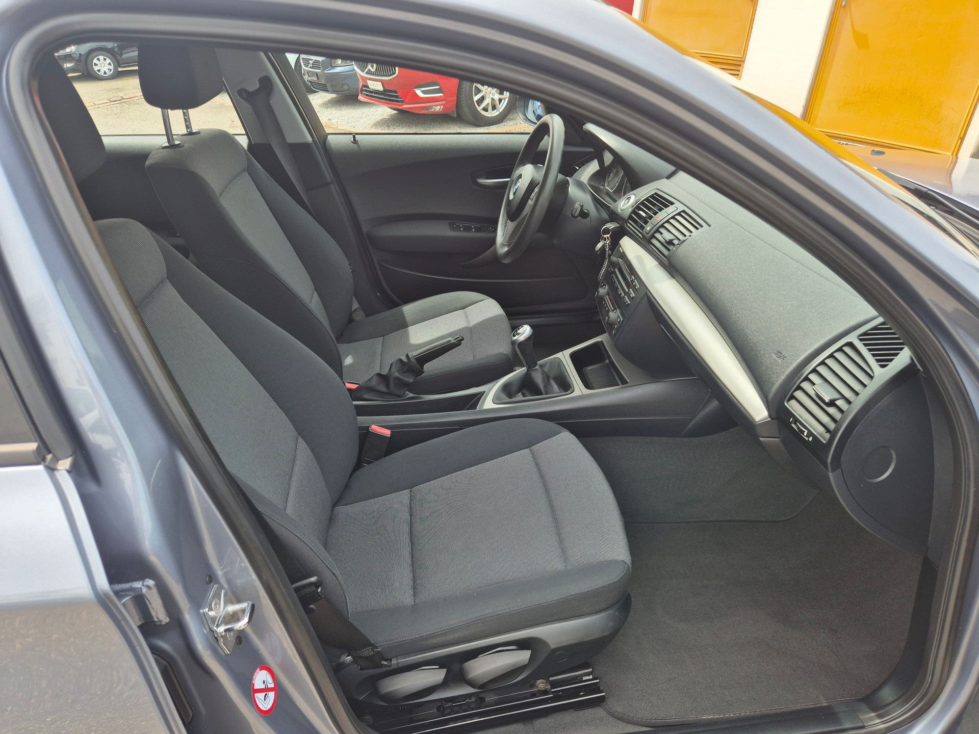 BMW 120i-image-5