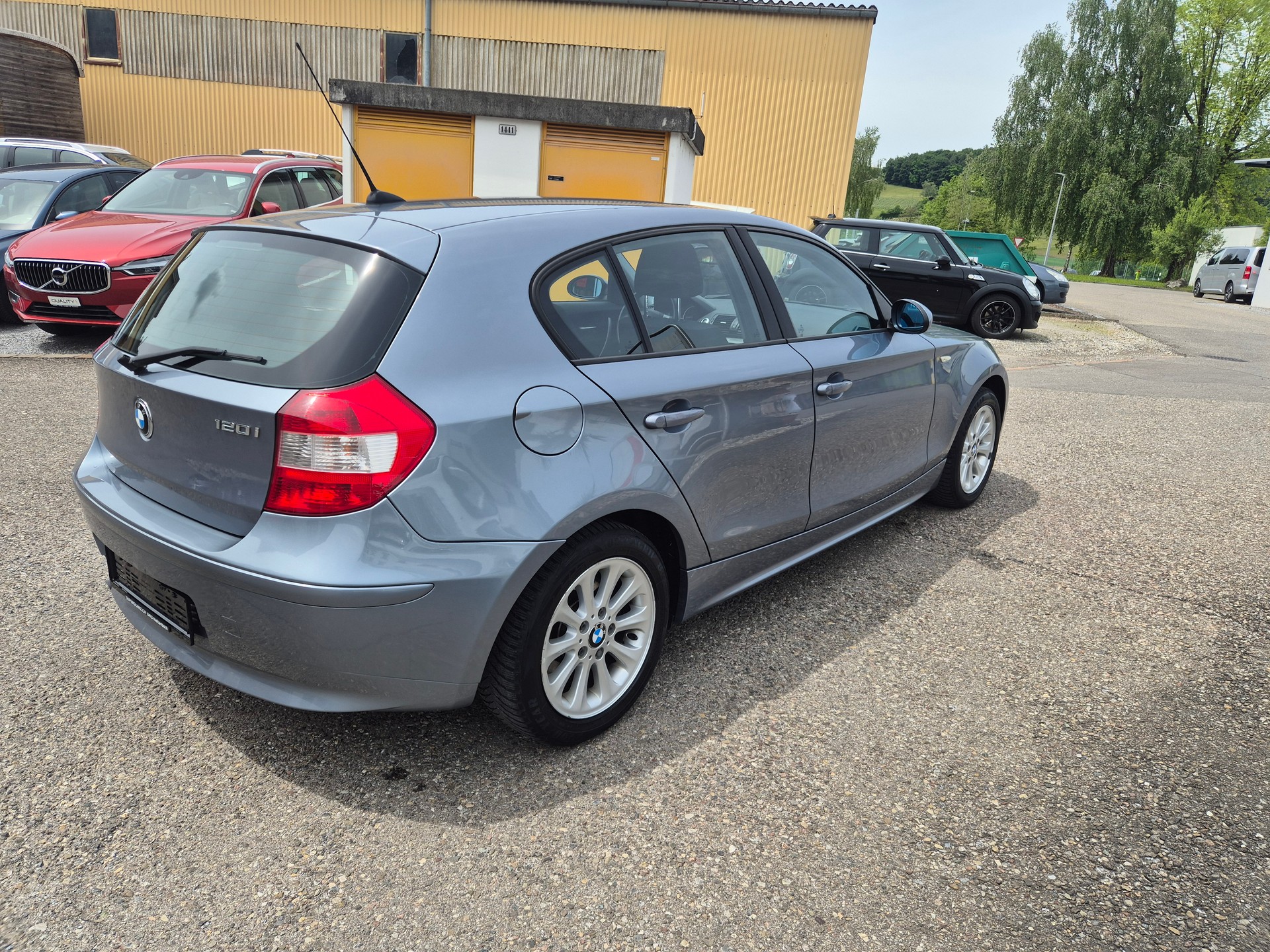 BMW 120i-showroom-element-3