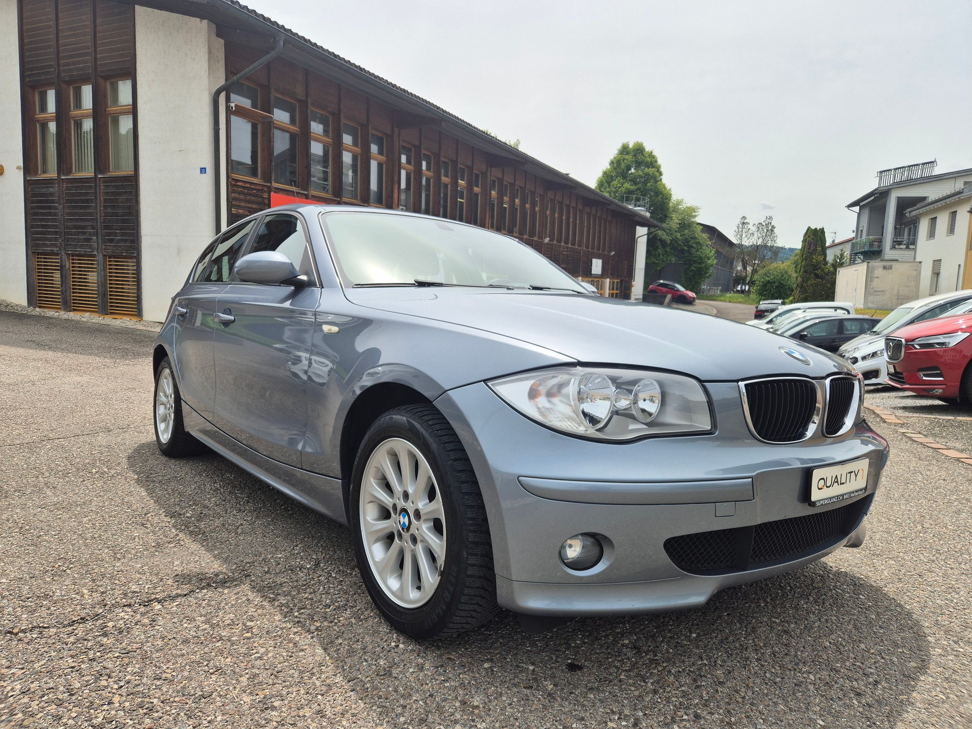 BMW 120i-showroom-element-1