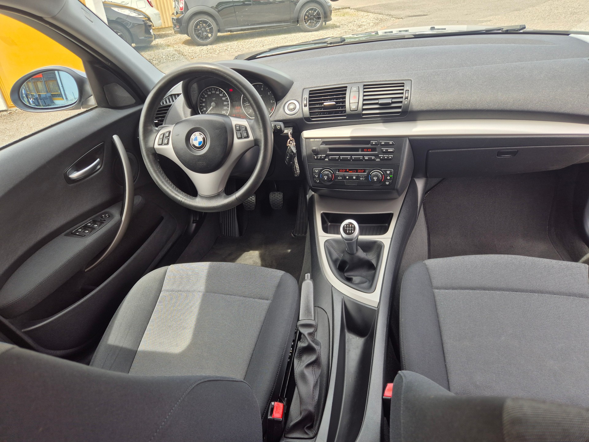 BMW 120i-image-9