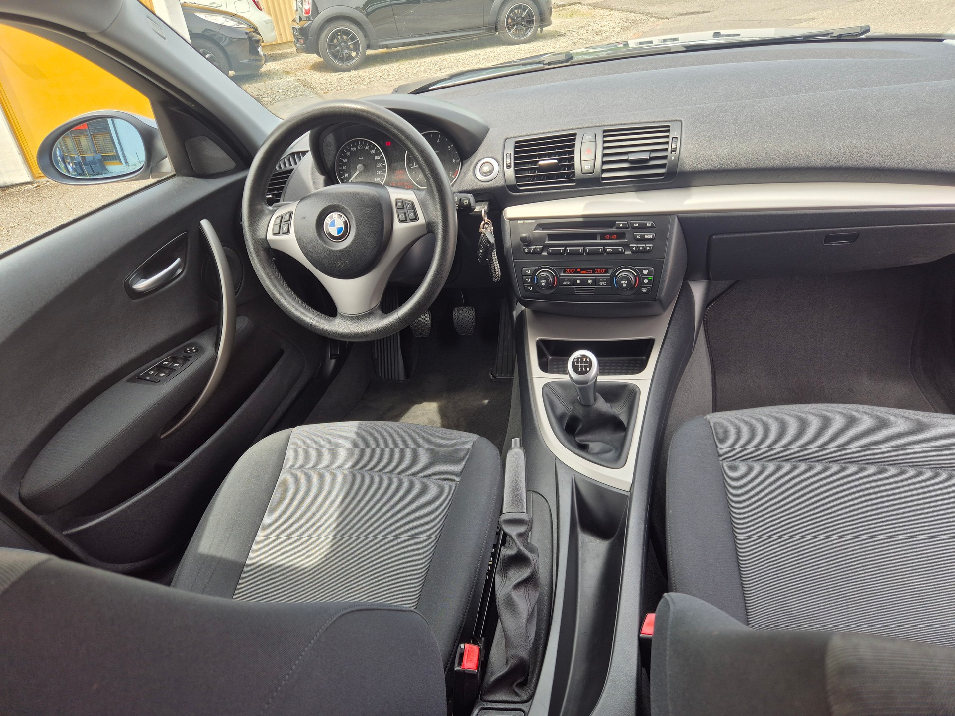 BMW 120i-image-10
