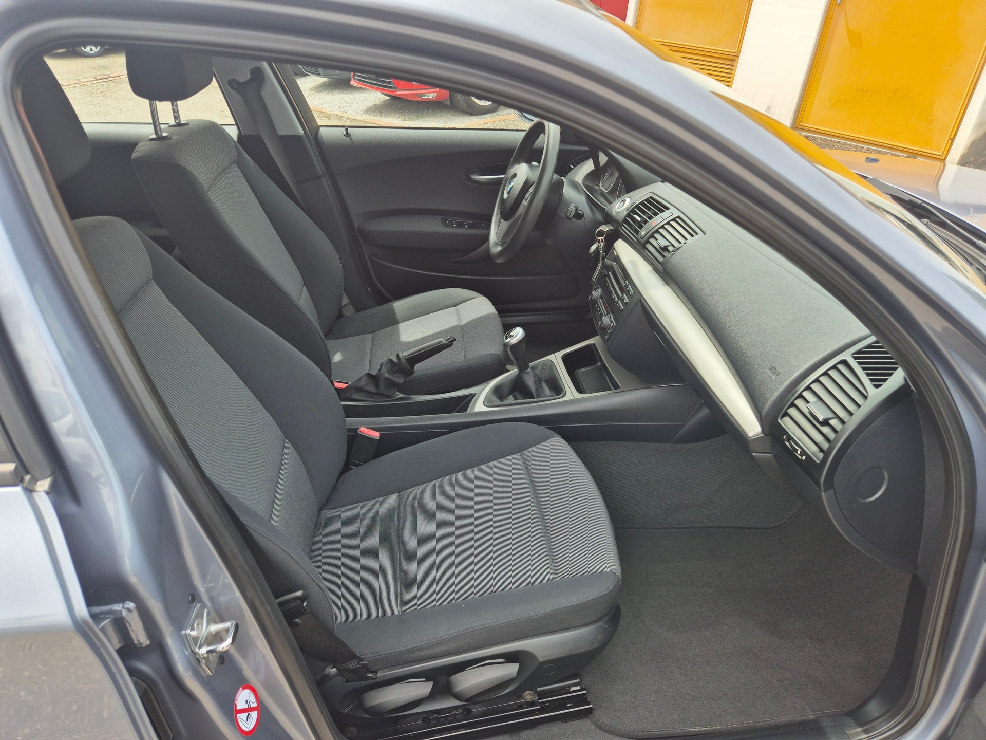 BMW 120i-image-4