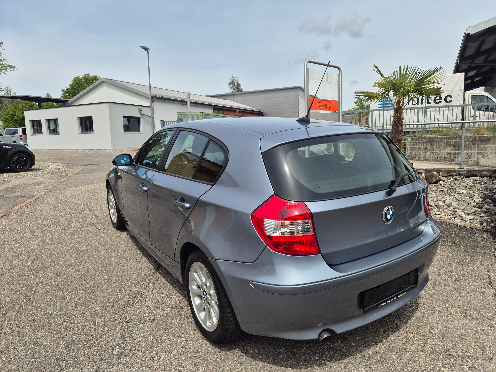 BMW 120i-showroom-element-2