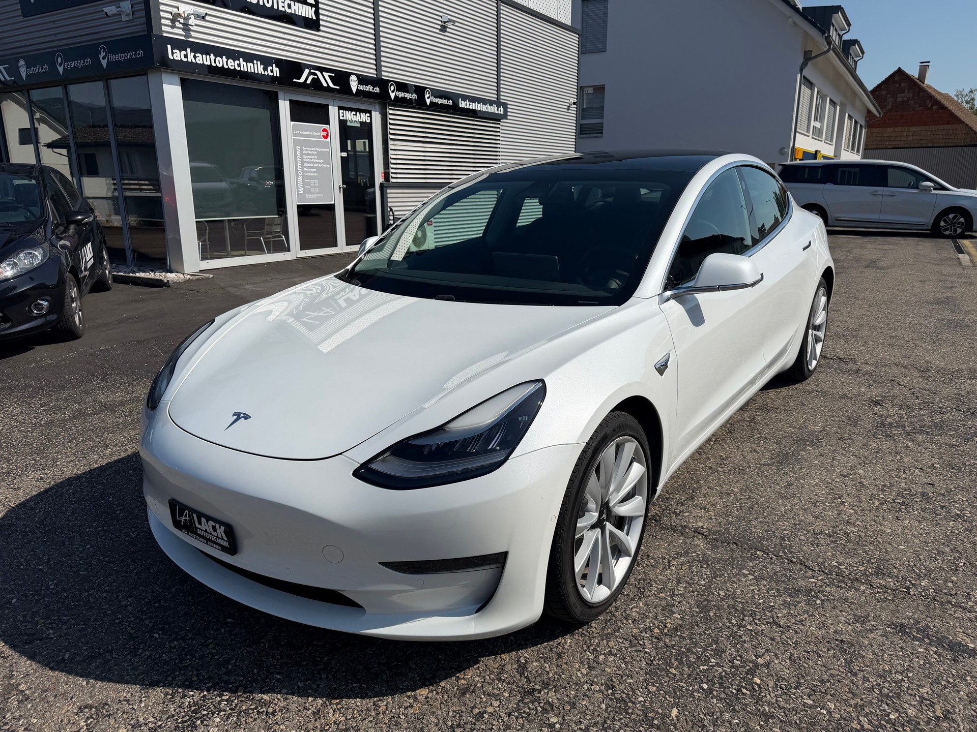 TESLA Model 3 Long Range Dual Motor AWD-showroom-element-1