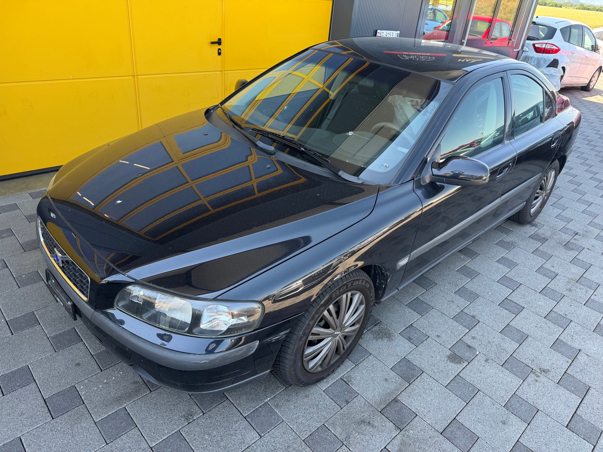 VOLVO S60 2.0T-image-9