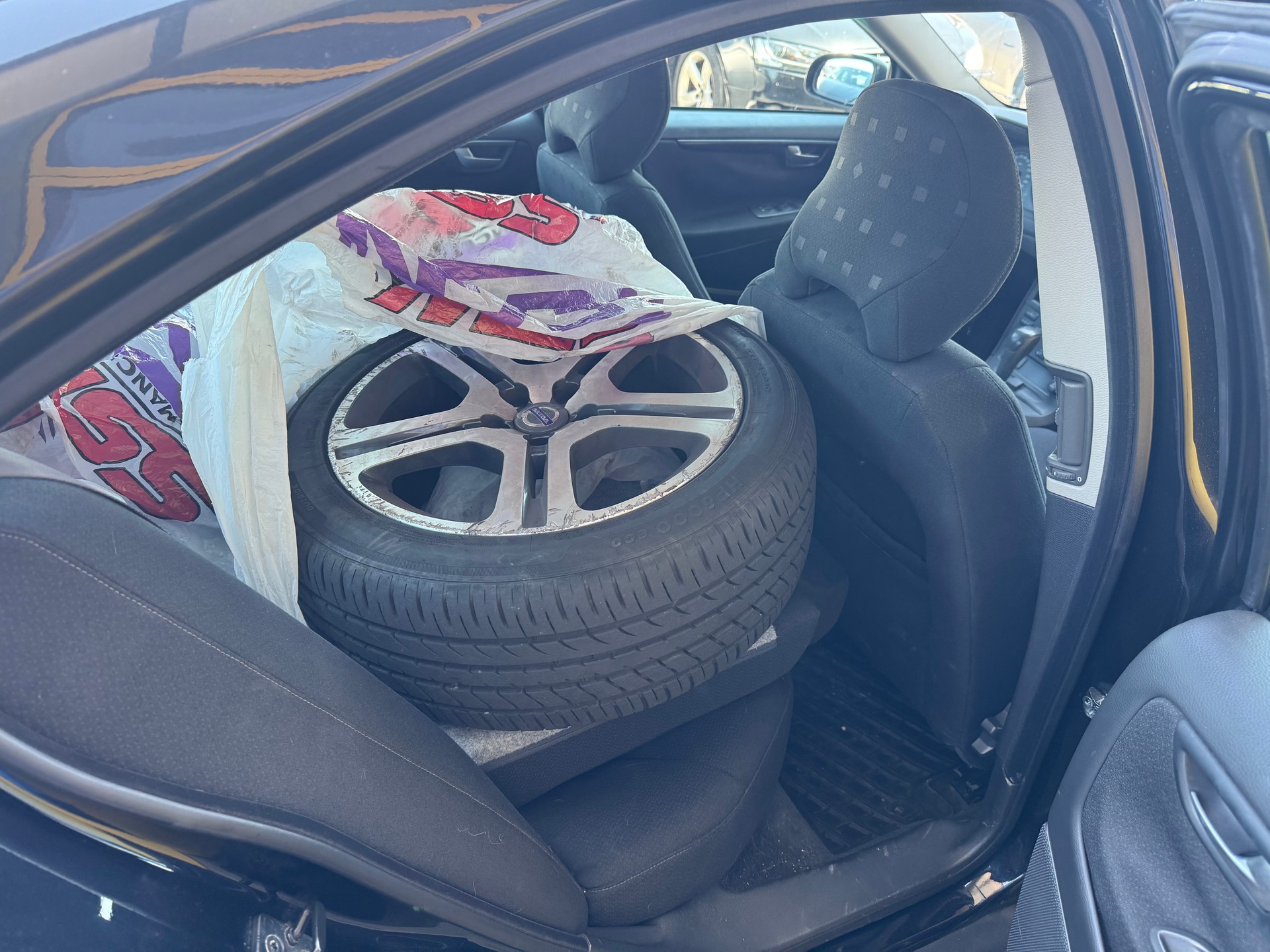 VOLVO S60 2.0T-image-10