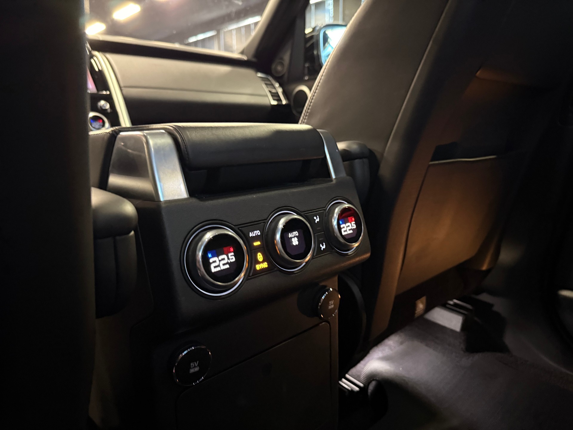 LAND ROVER Discovery 3.0 SDV6 HSE Luxury / ** Frisch ab Grossem Service inkl. Motor, Diff. & Getriebeöl / Zahnriemen + WP **-image-24