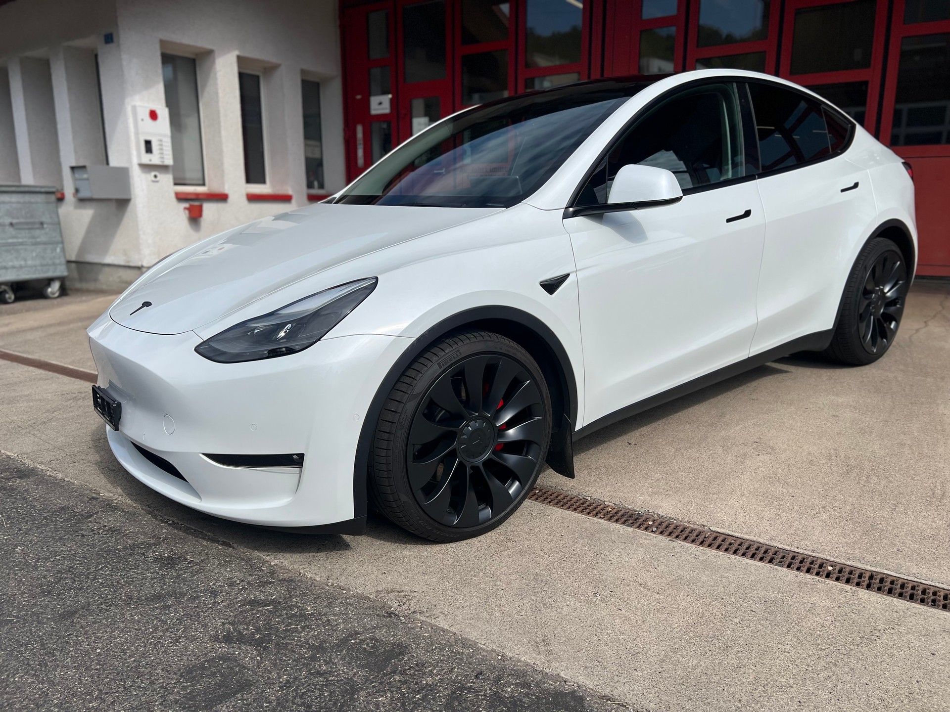 TESLA Model Y Performance // SoH 91%-showroom-element-1