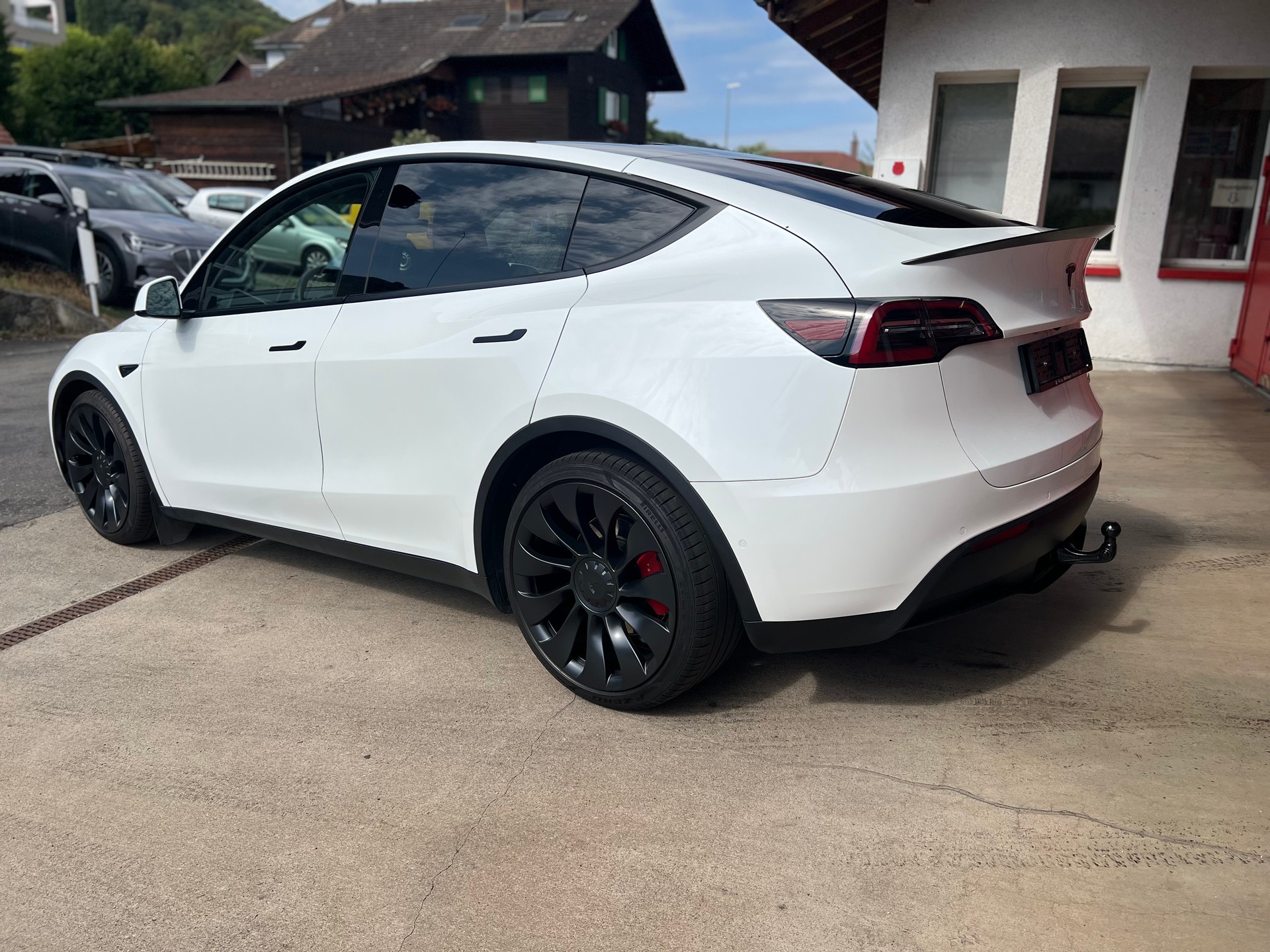 TESLA Model Y Performance // SoH 91%-showroom-element-3