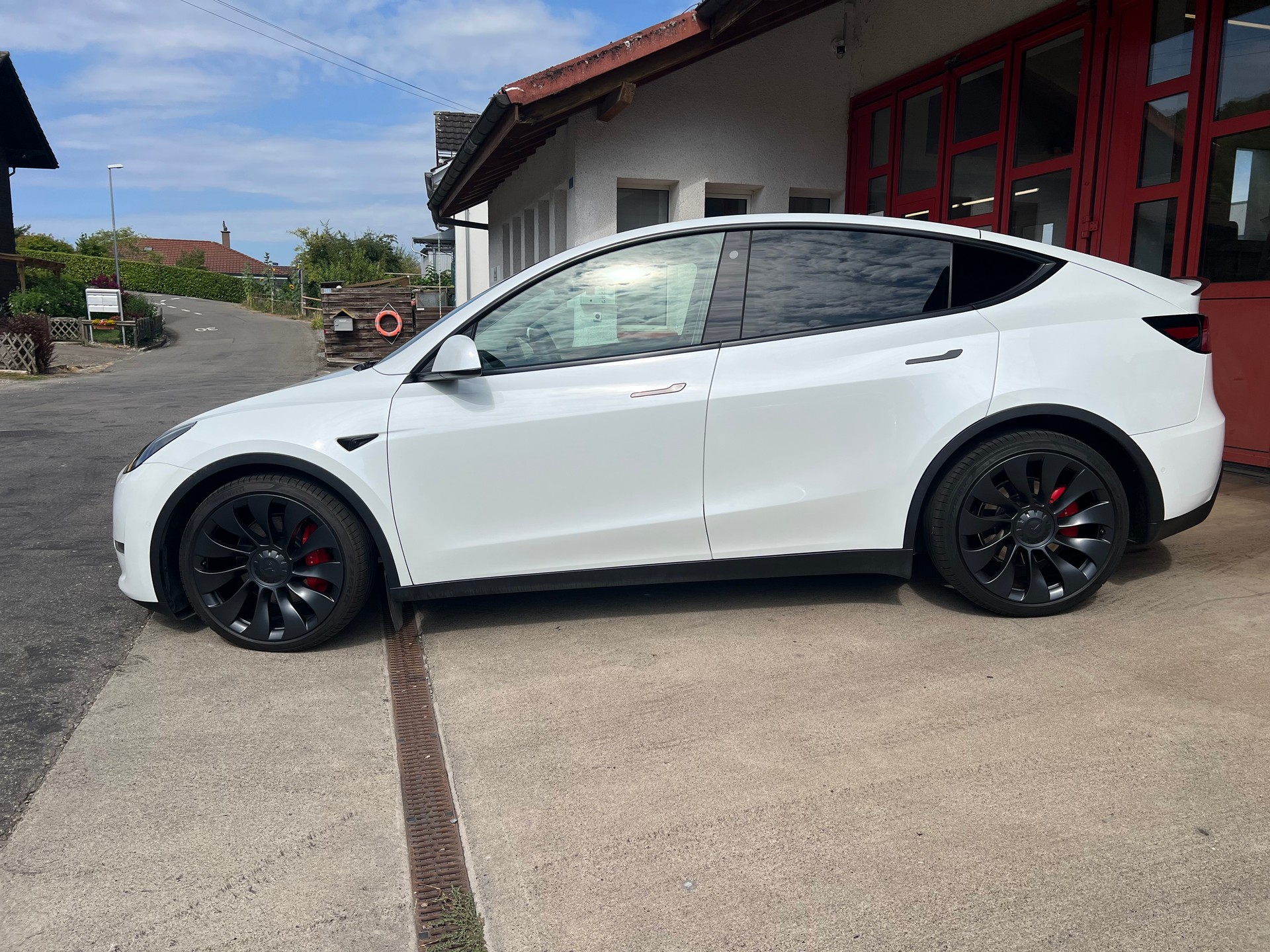 TESLA Model Y Performance // SoH 91%-showroom-element-2