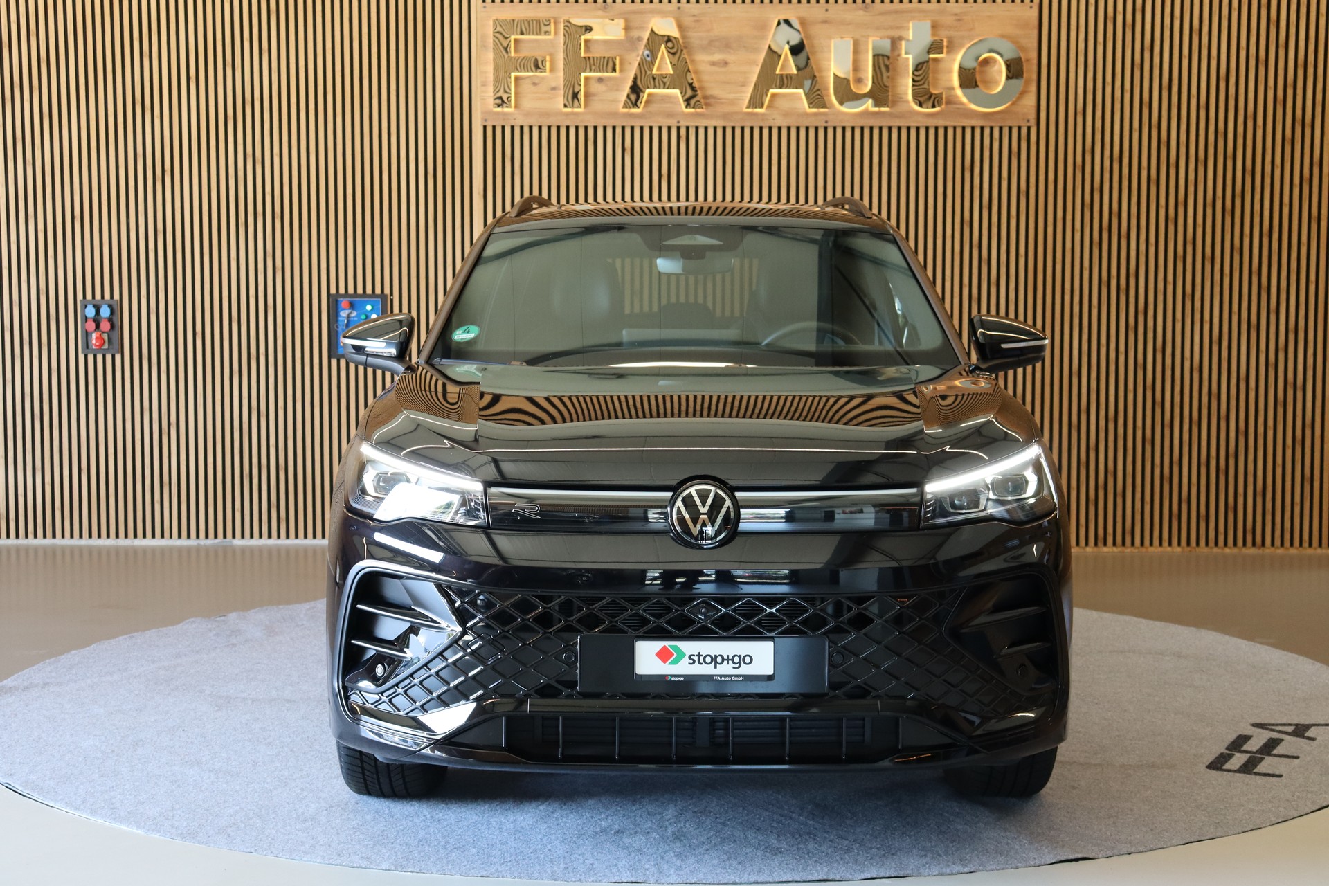 VW Tiguan 2.0 TDI SCR R-Line DSG 4motion-showroom-element-1