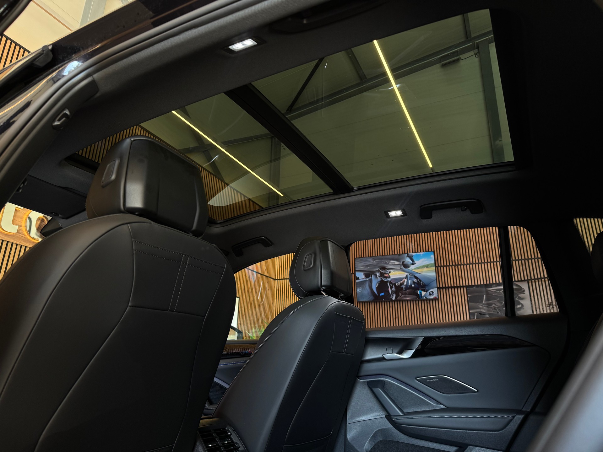 VW Tiguan 2.0 TDI SCR R-Line DSG 4motion-image-11