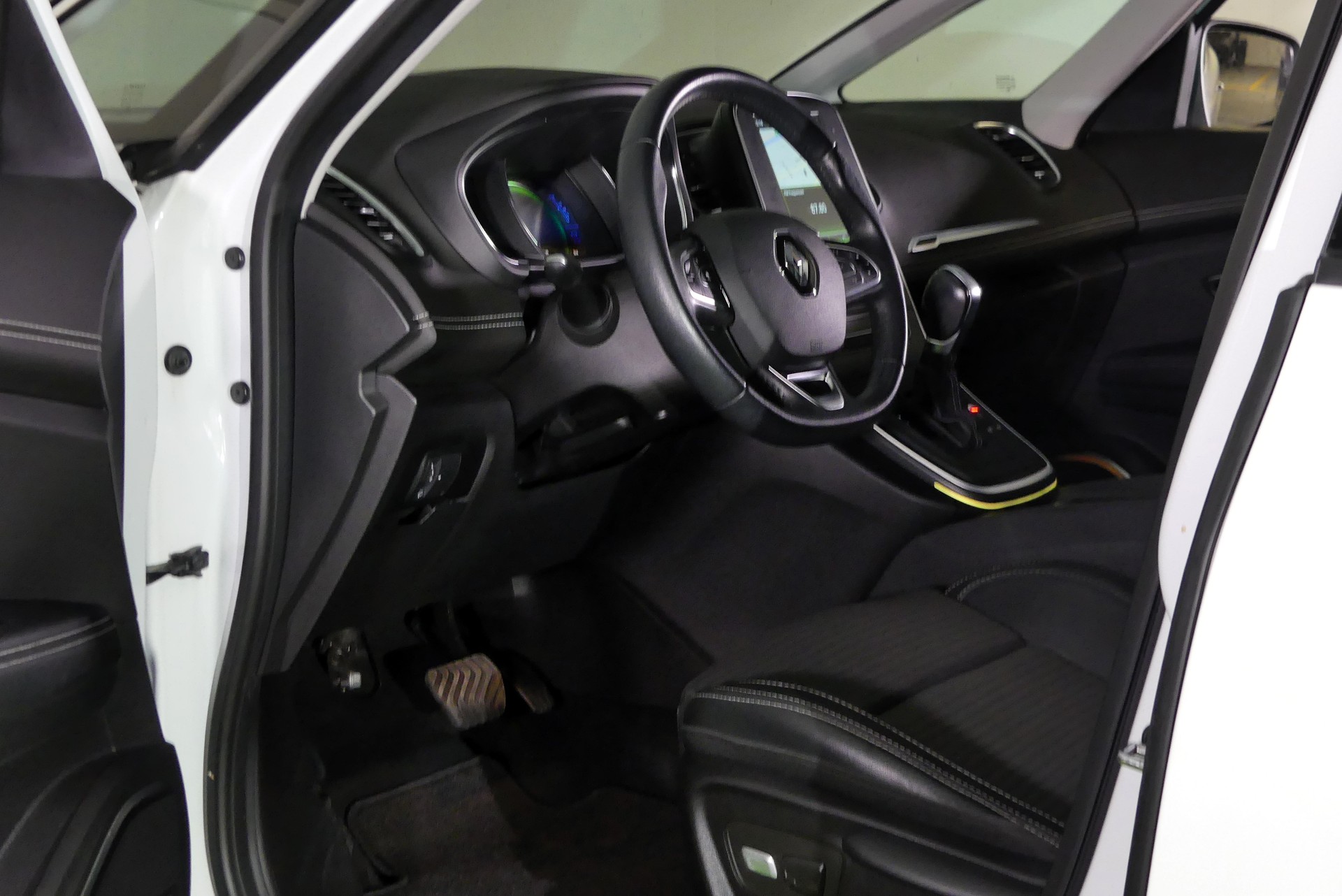 RENAULT Scénic 1.3 16V Turbo Intens EDC-image-11