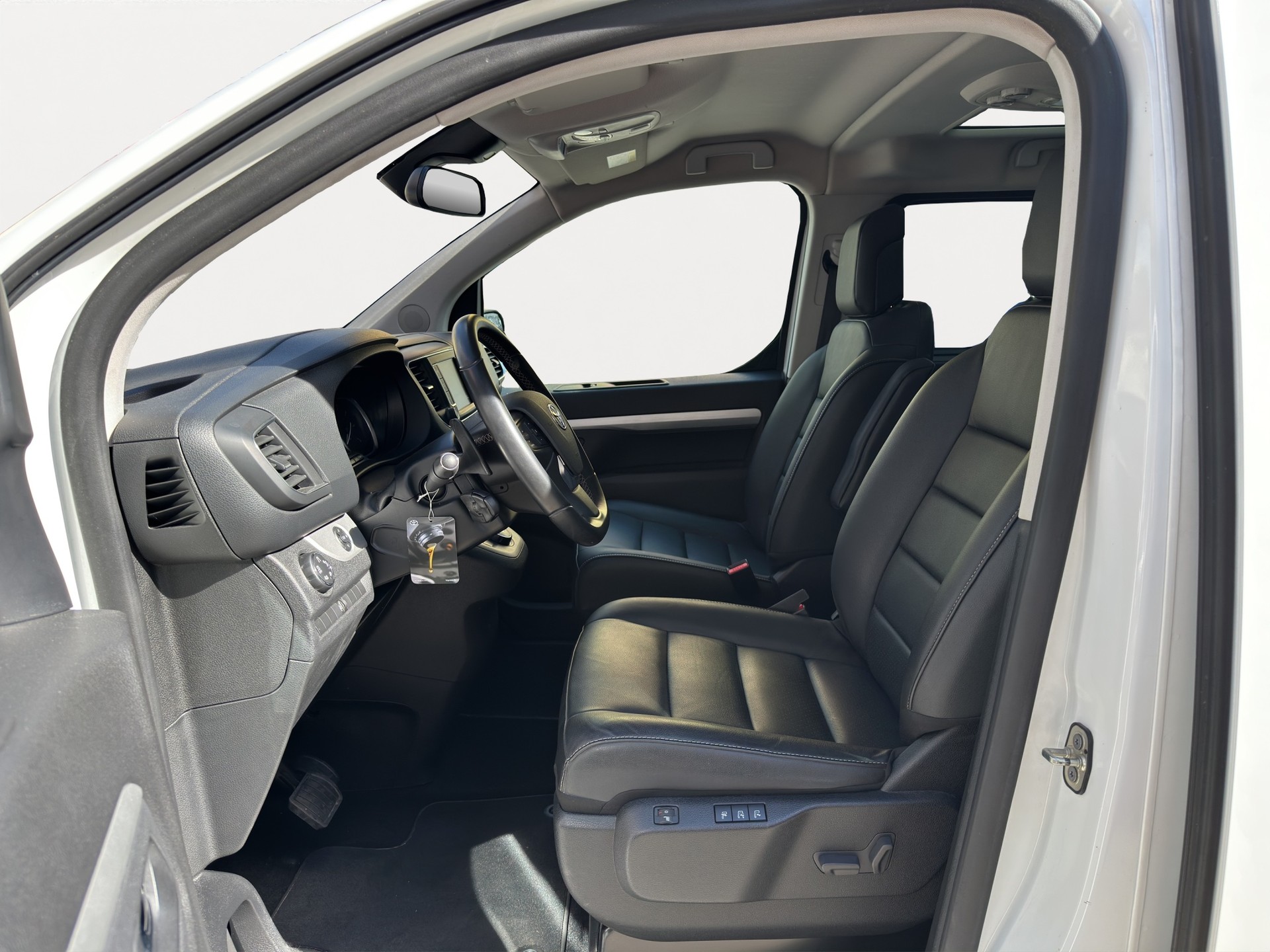 TOYOTA Proace Verso 2.0 D-4D VIP Medium Automatic-image-5