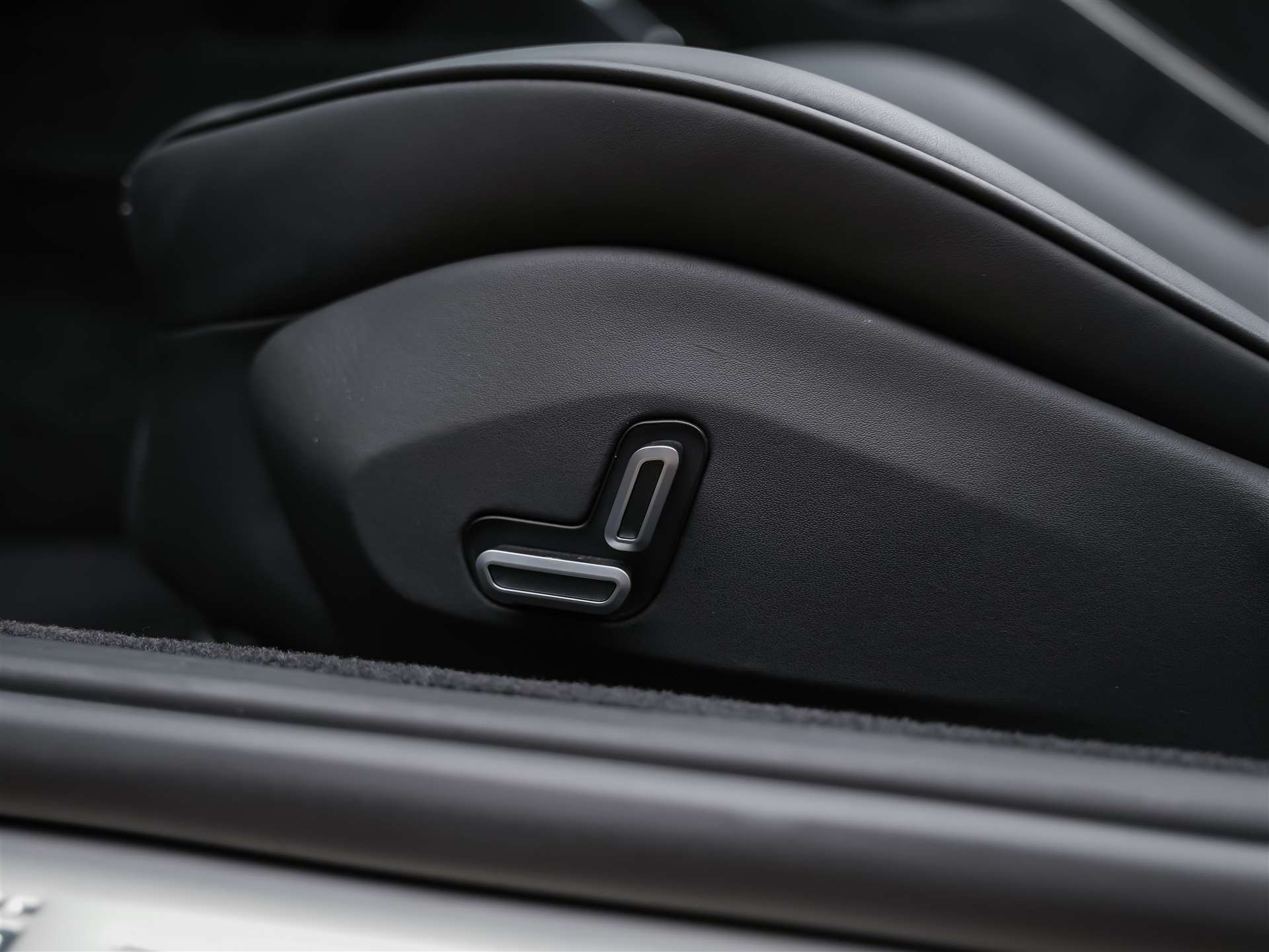 FERRARI Roma Spider 3.9 V8 T *ALL BLACK*Sitzbelüftung*JBL*-image-34