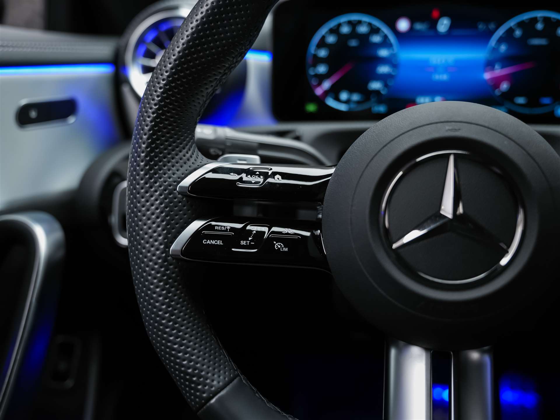 MERCEDES-BENZ CLA 200 AMG Line 7G-DCT *Facelift*Assistenten*Amientenbeleuchtung*-image-25
