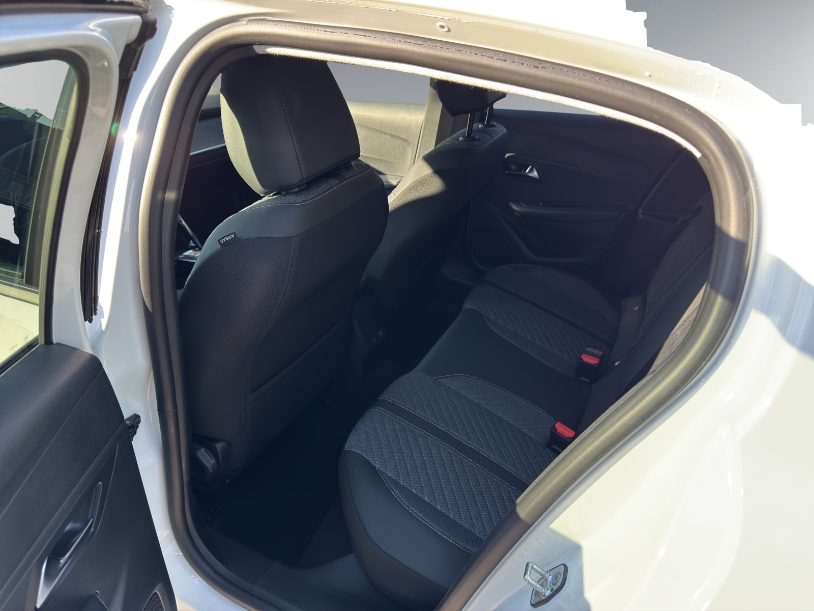 PEUGEOT 208 1.2 Hybrid Allure Premium-image-4