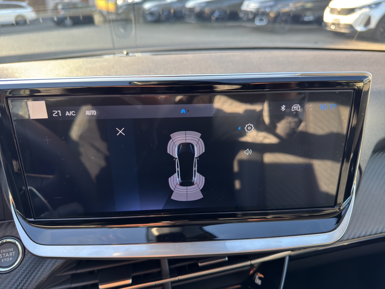 PEUGEOT 208 1.2 Hybrid Allure Premium-image-8