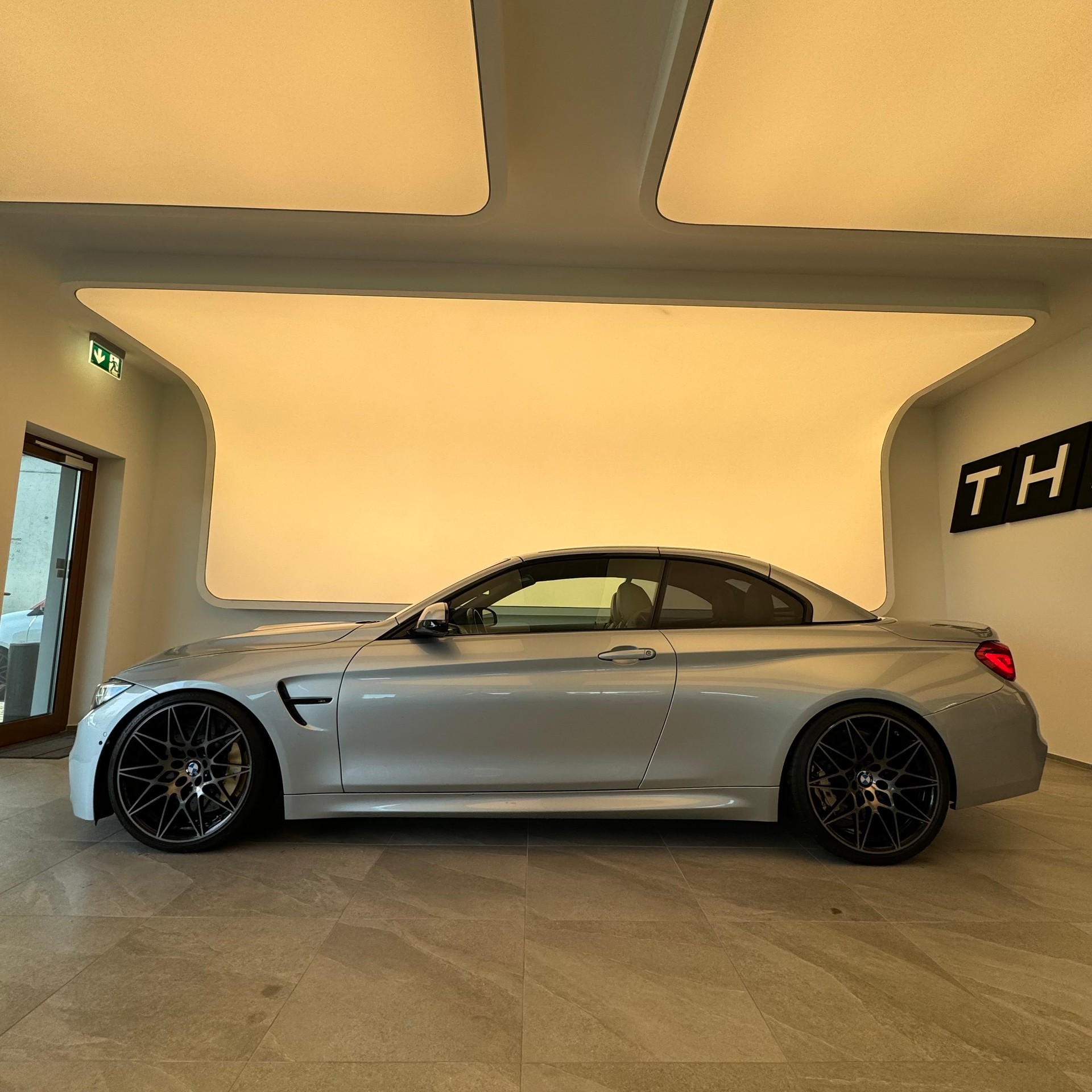 BMW M4 Cabriolet DKG-showroom-element-3