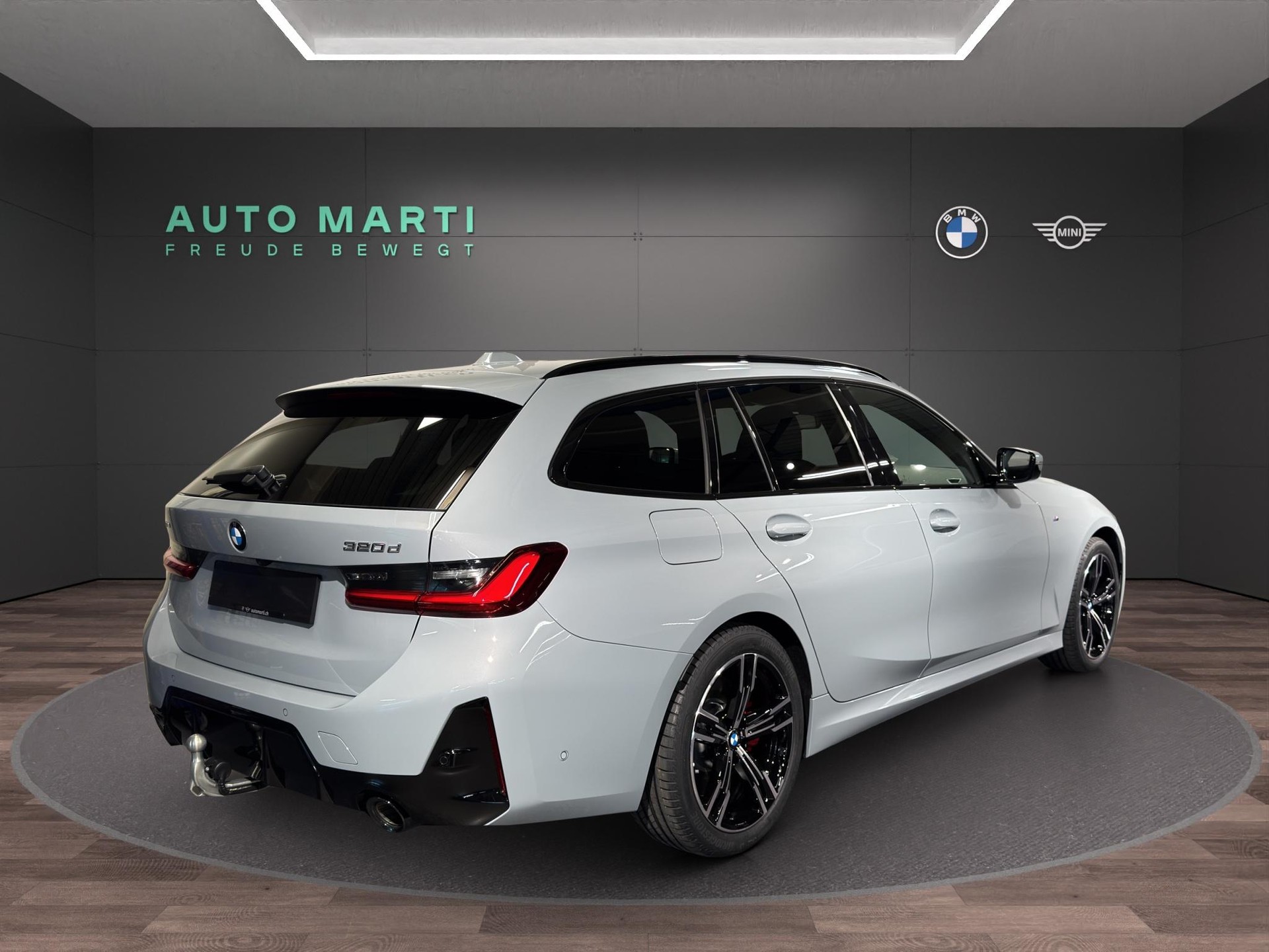 BMW 320d xDrive Touring M Sport-showroom-element-3