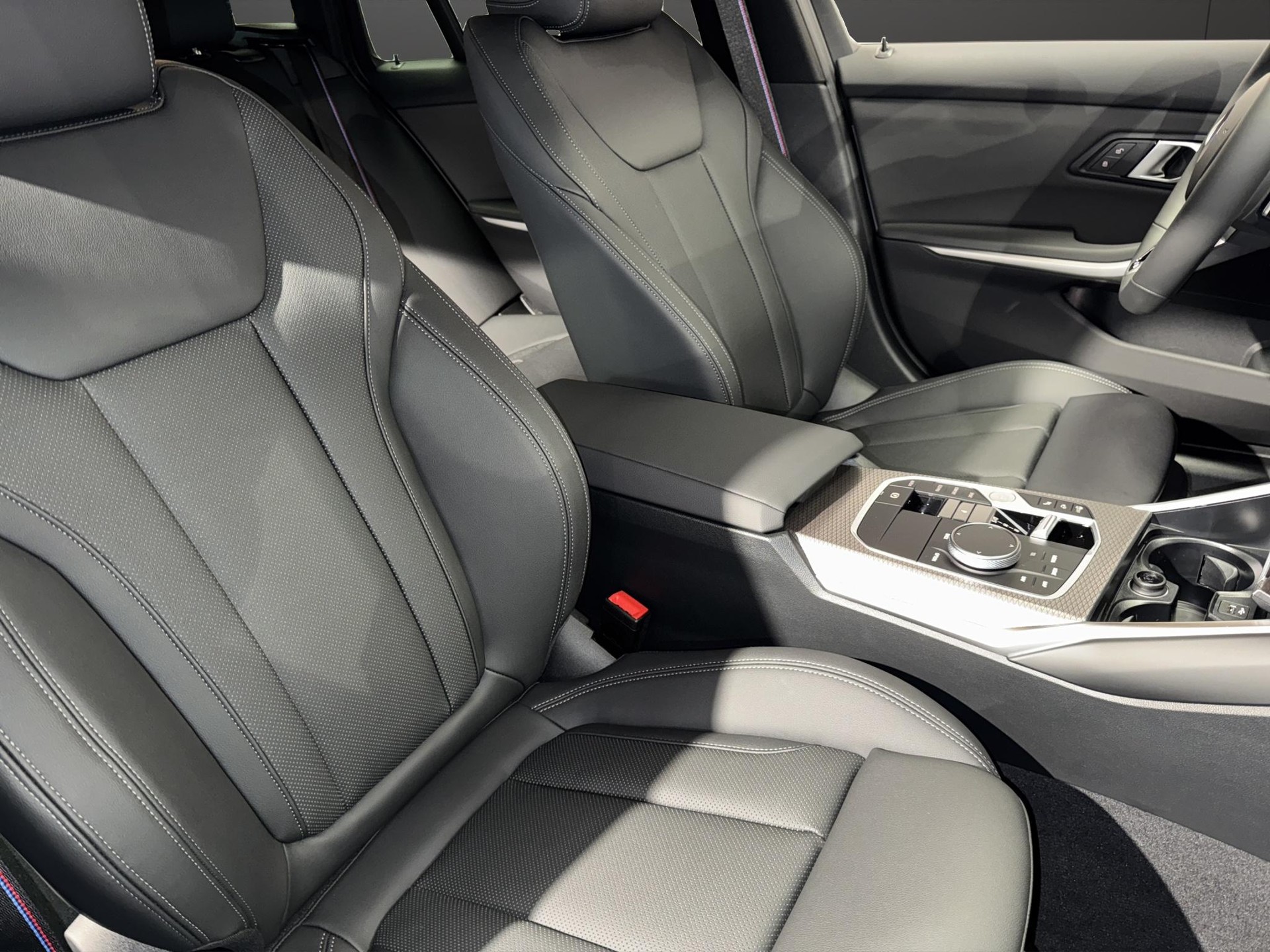 BMW 320d xDrive Touring M Sport-image-17